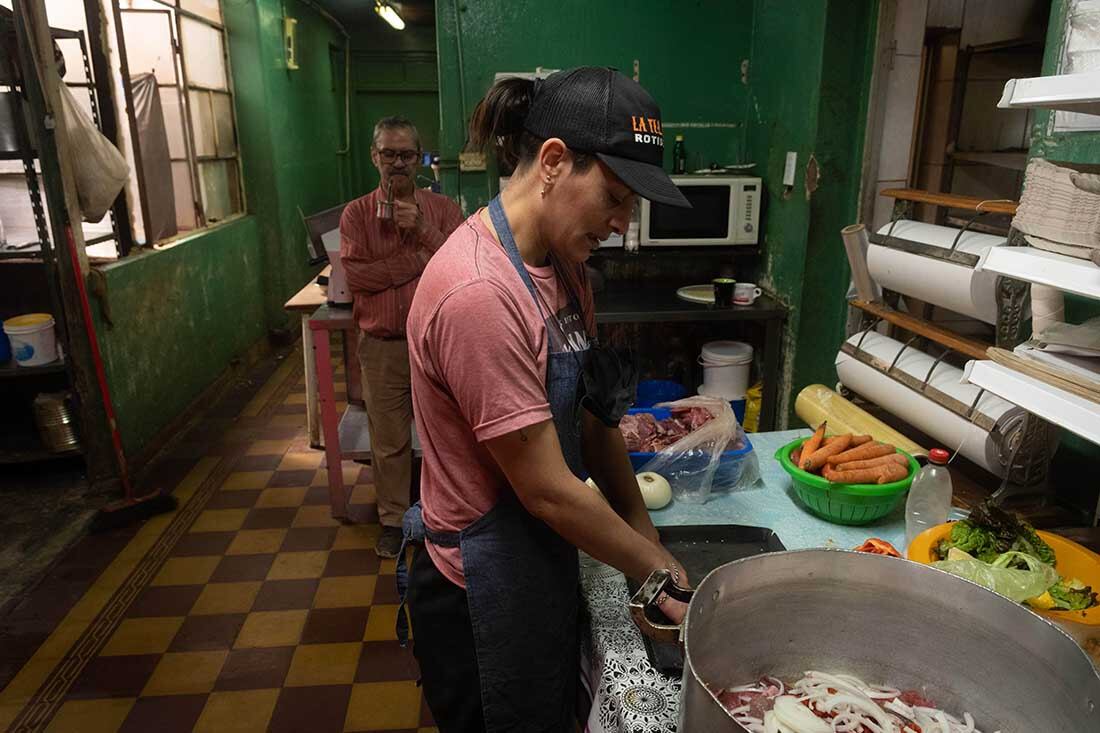 Cintia Rivas, una de las cocineras de “La Tía Rada” es un ícono gastronómico de Mendoza, fue declarado un lugar de interés departamental y lleva más de 30 años con las puertas abiertas. Luego de la pandemia reabre sus puertas y comienzan obras de remodelación.
Ignacio Blanco