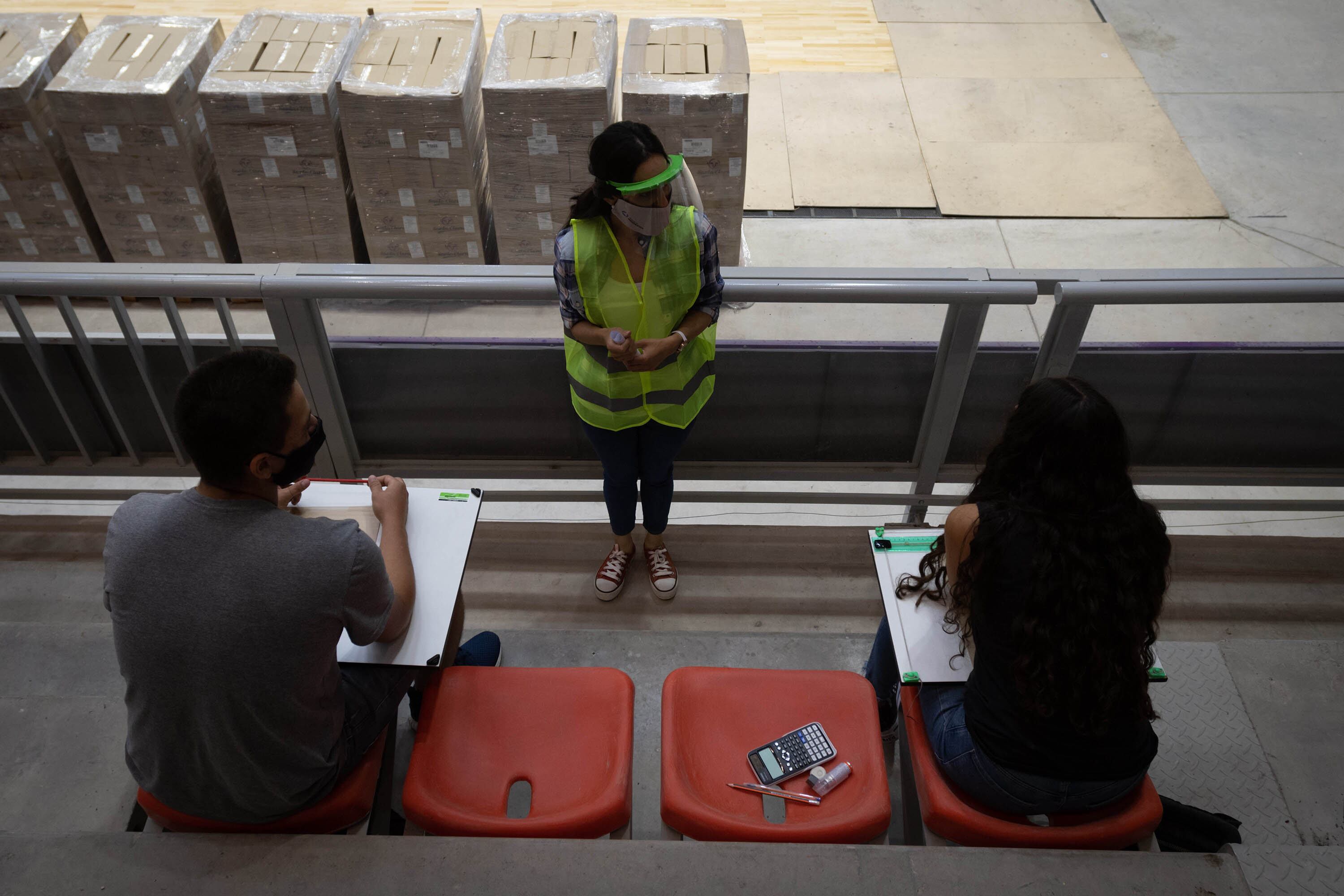 Cada persona que llegaba a rendir tenía un mínimo contacto con los docentes.