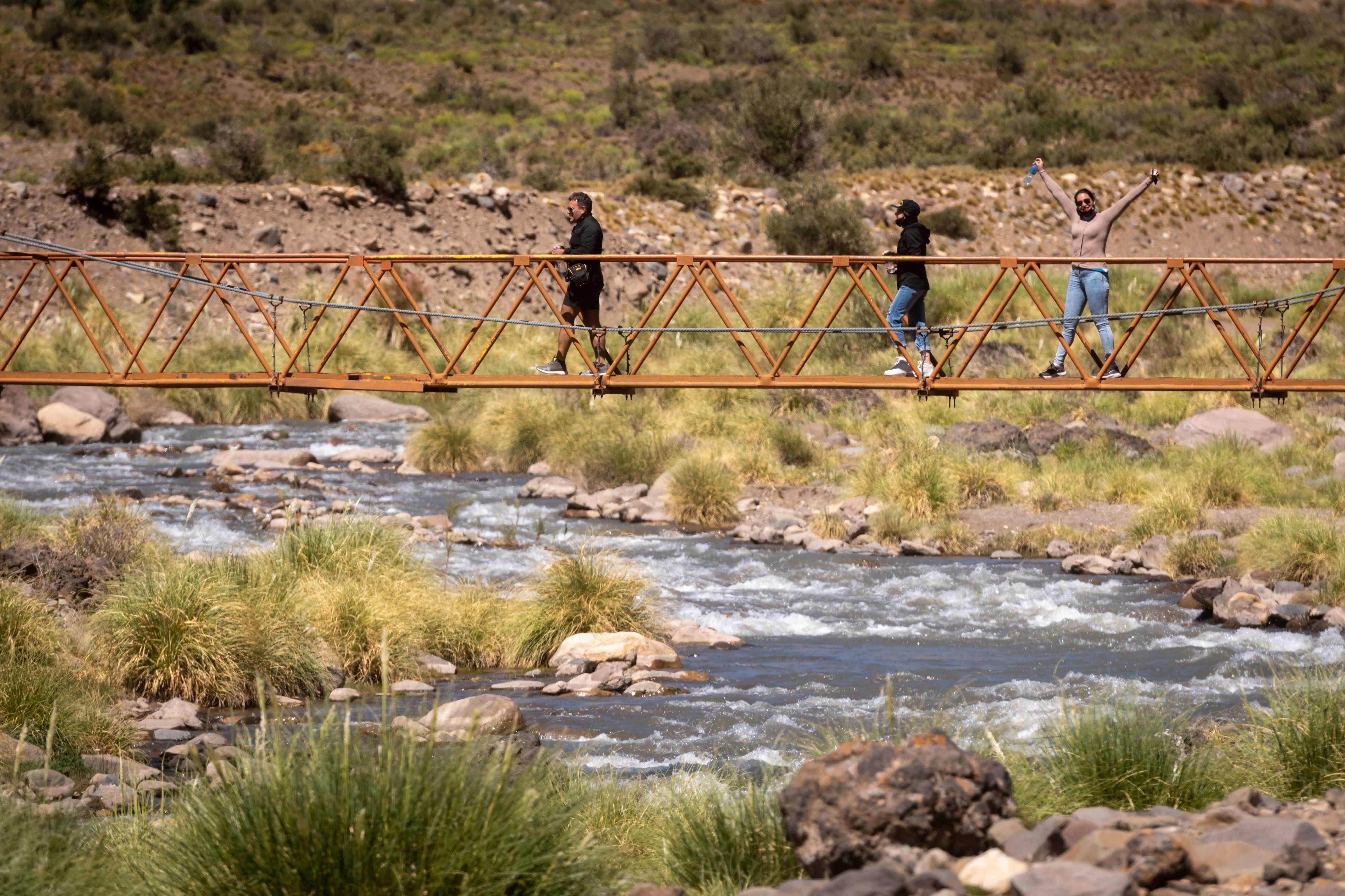 Laguna de la Niña Encantada se encuentra a 45 km de la ciudad de Malargüe, luego de cruzar  el  río  Salado  que  es  atravesado  por  el  puente  de  Elcha.