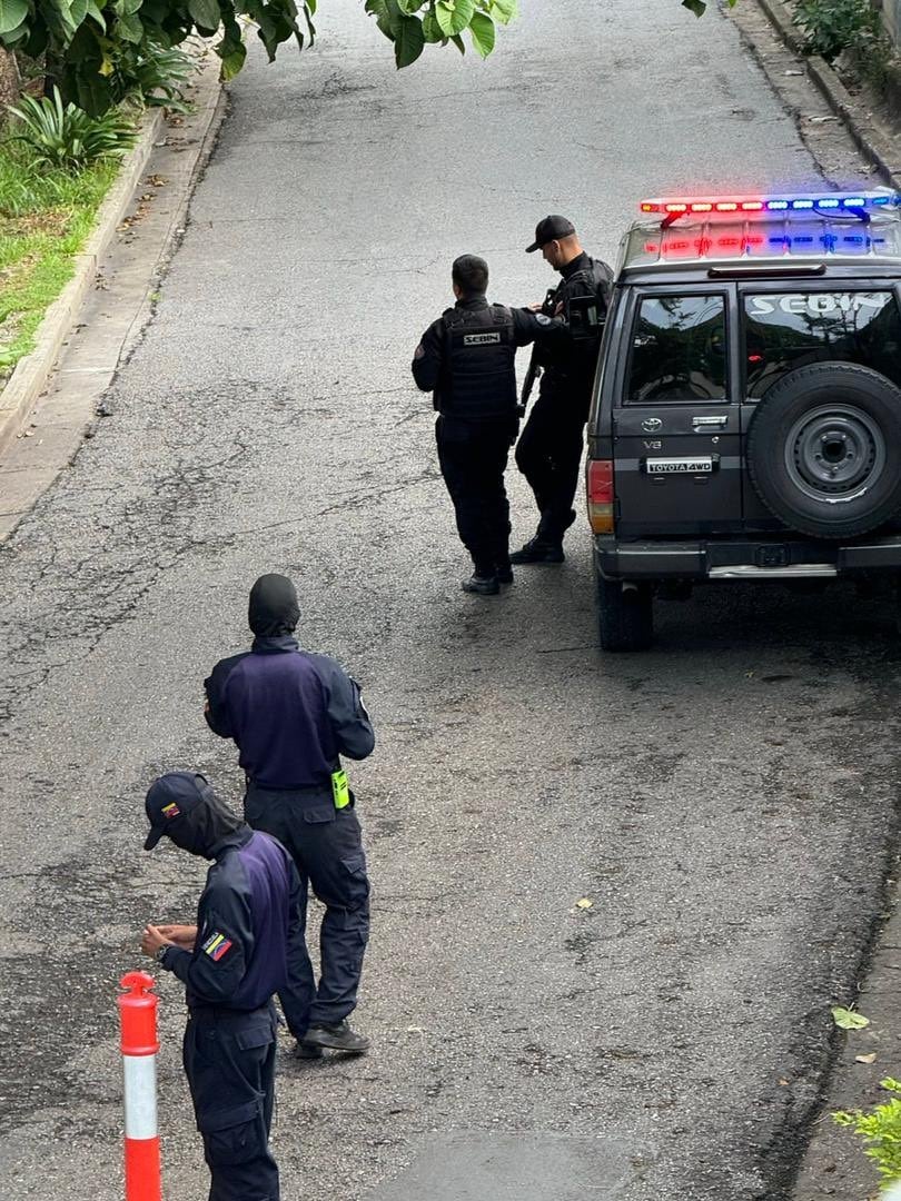 Videos difundidos en redes sociales muestran a agentes del SEBIN y otros cuerpos de seguridad patrullando la zona de la embajada.