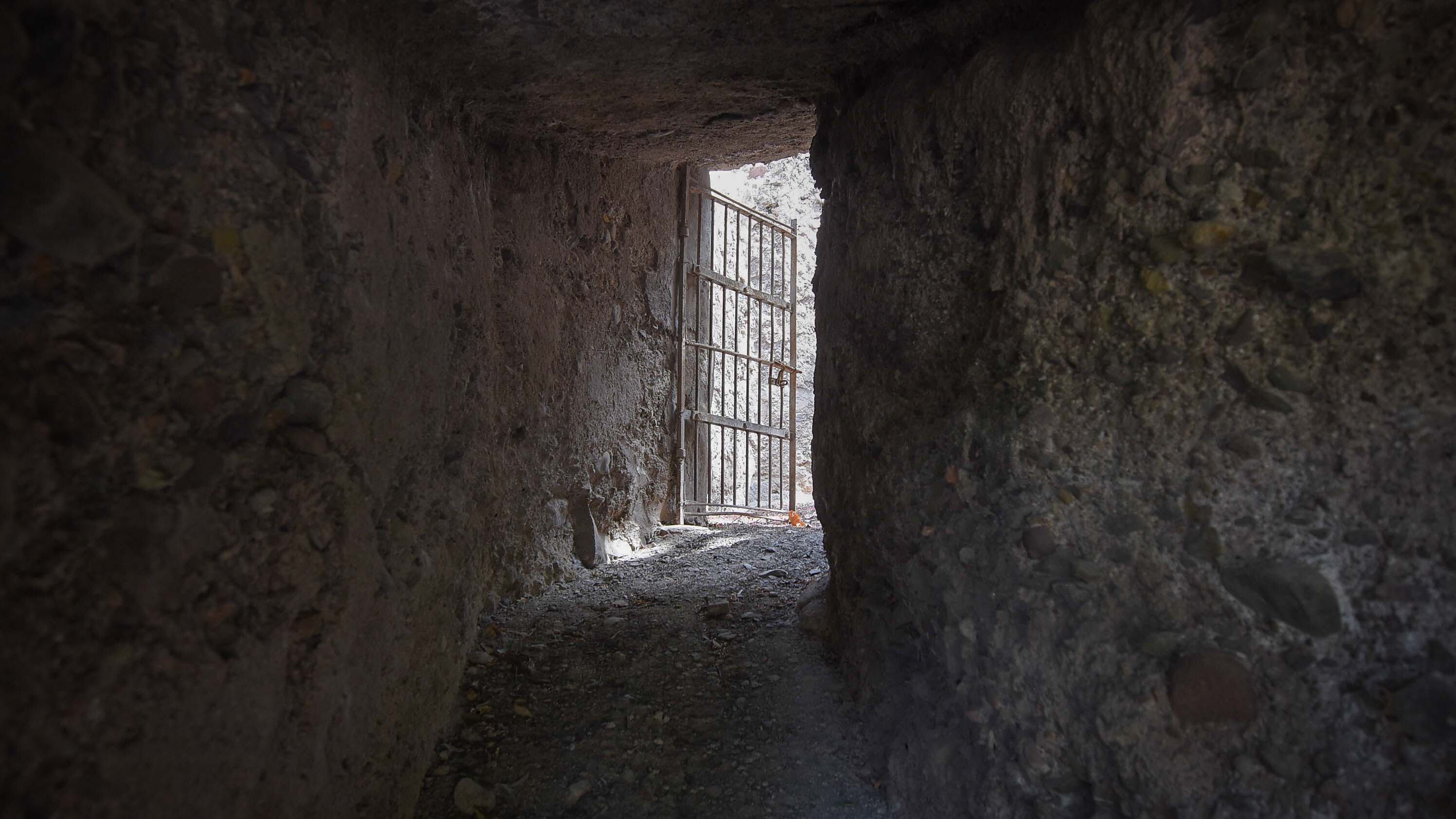 Ecoparque de Mendoza
Antigua entrada a la jaula de un oso que estuvo 19 años encerrado si estar a la exposición. 
Mientras se esperan las obras en el actual Ecoparque algunos animales continuan en el ex zoo de Mendoza  Foto: Claudio Gutiérrez 
