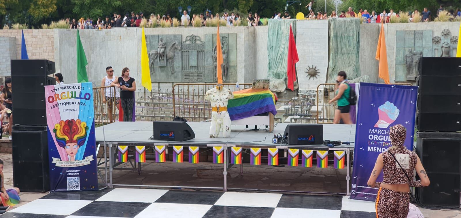 La 12° marcha del orgullo en Mendoza culminó en la Plaza Independencia con demostraciones artísticas.