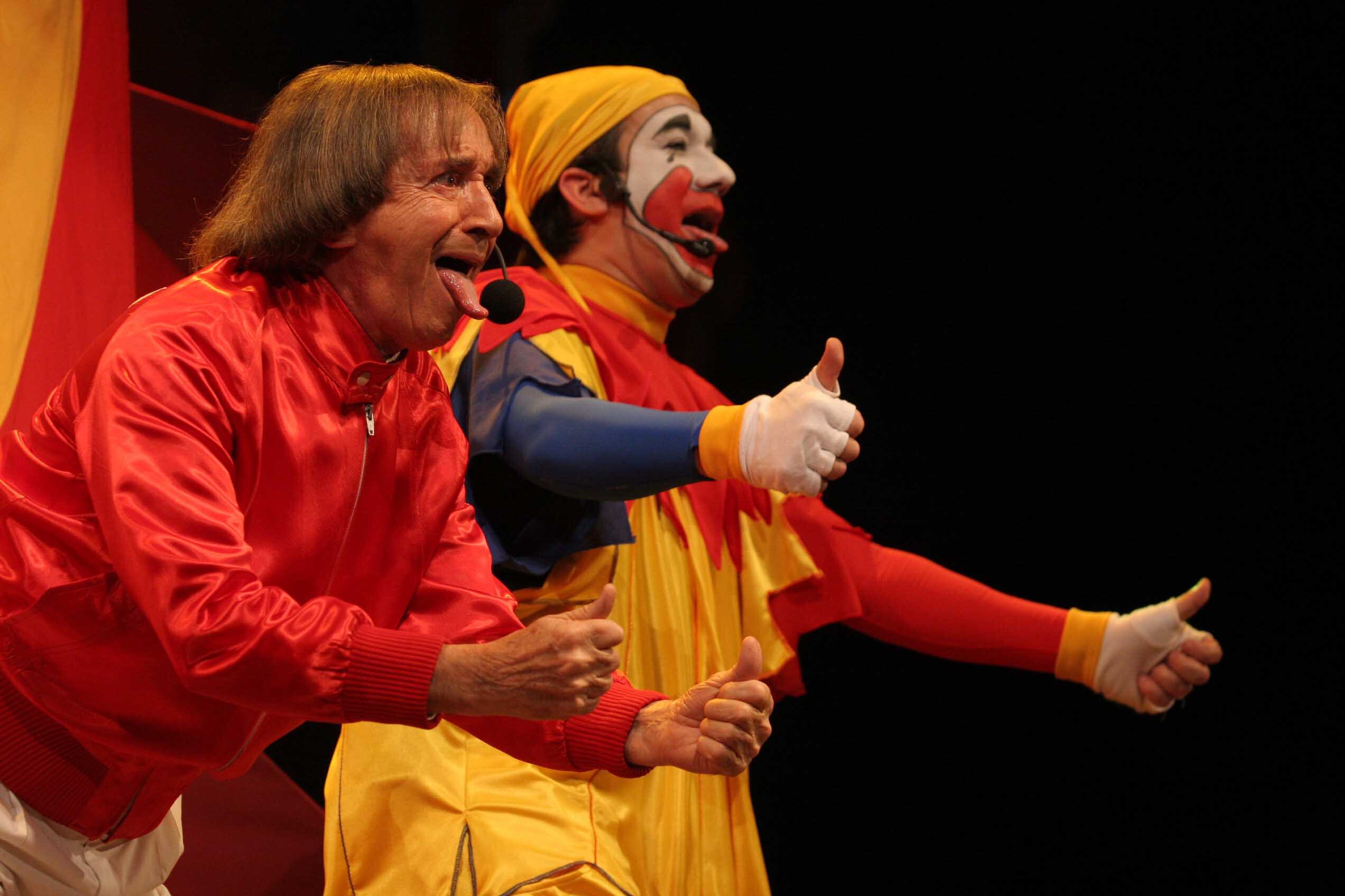 Julio de 2006 - El payaso Piñon Fijo actuó junto al legendario Carlitos Balá de 81 años ante un público repleto de niños y adultos en el Auditorio Angel Bustelo 
Foto: Claudio Gutierrez / Los Andes