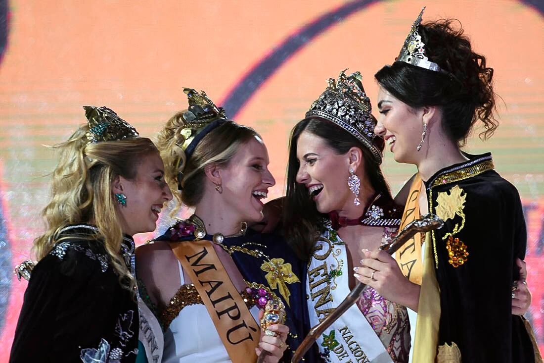 Las soberanas salientes festejan con las electas reina y virreina de la Vendimia 2022. Foto: Marcelo Rolland