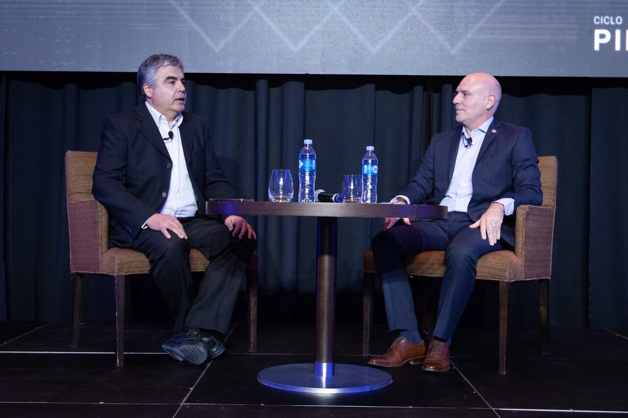 Raúl Pedone, editor general de Los Andes, con Dalmiro Garay, presidente de la Suprema Corte de Mendoza, en el séptimo encuentro del ciclo Pilares para el desarrollo sustentable de la región. Foto: Ignacio Blanco / Los Andes 