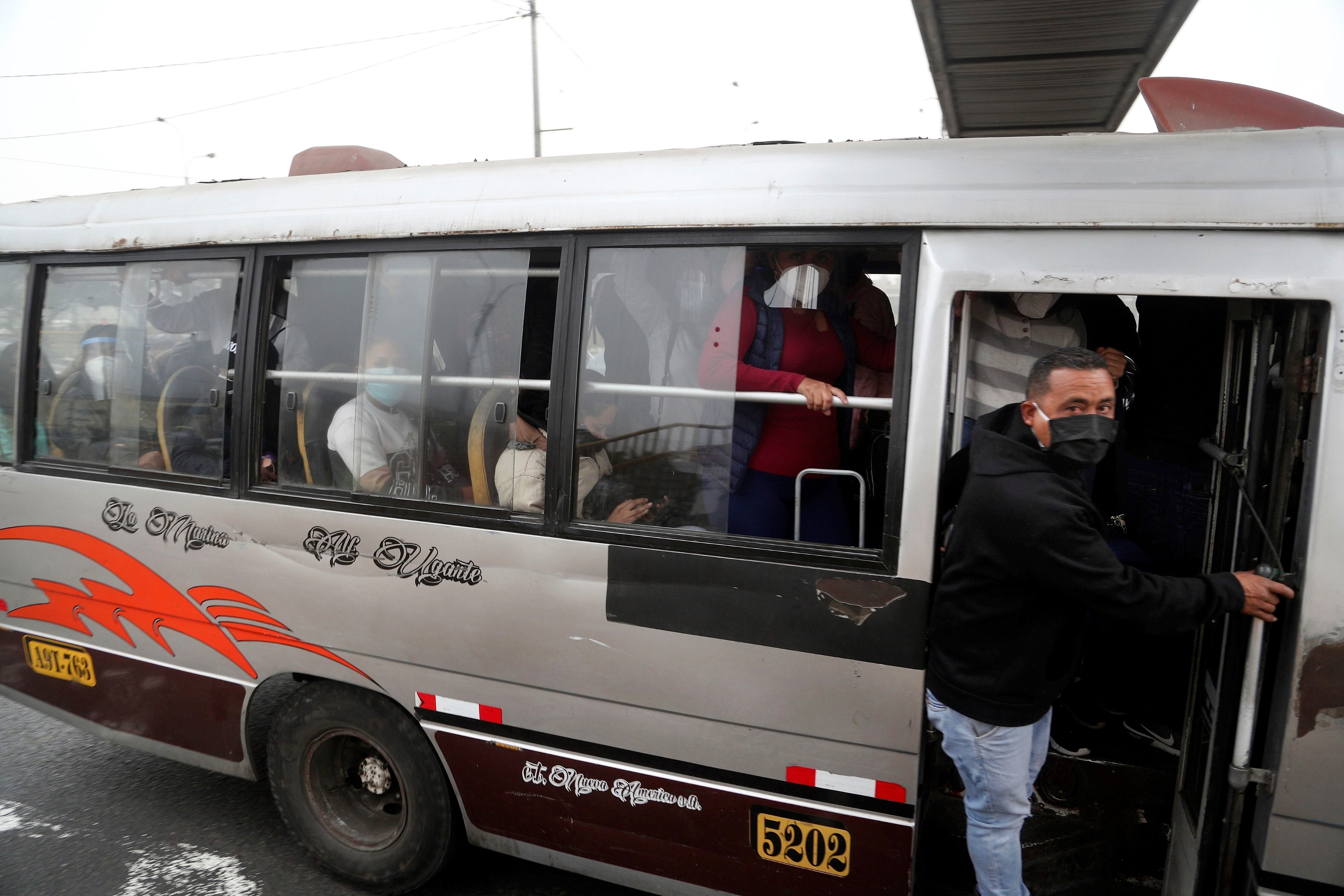 Un ómnibus en Lima, Perú, colmado de pasajeros.  AP