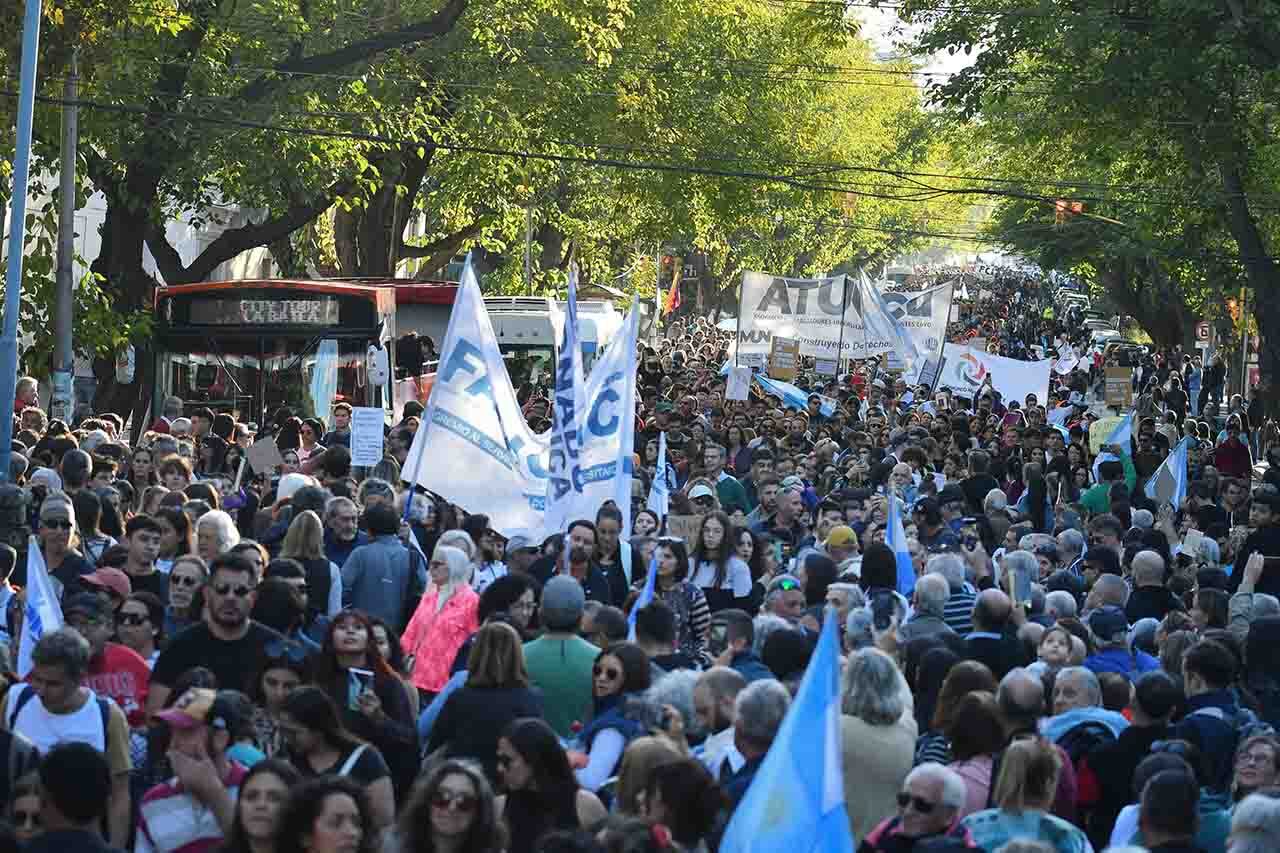 En abril, más de 40 mil personas se movilizaron en Mendoza  en defensa a la educación pública y al no recorte de fondos para las universidades, una masiva movilización que empezó en la UNCuyo y finalizó en la plaza Independencia de Ciudad.
Foto:José Gutierrez / Los Andes 