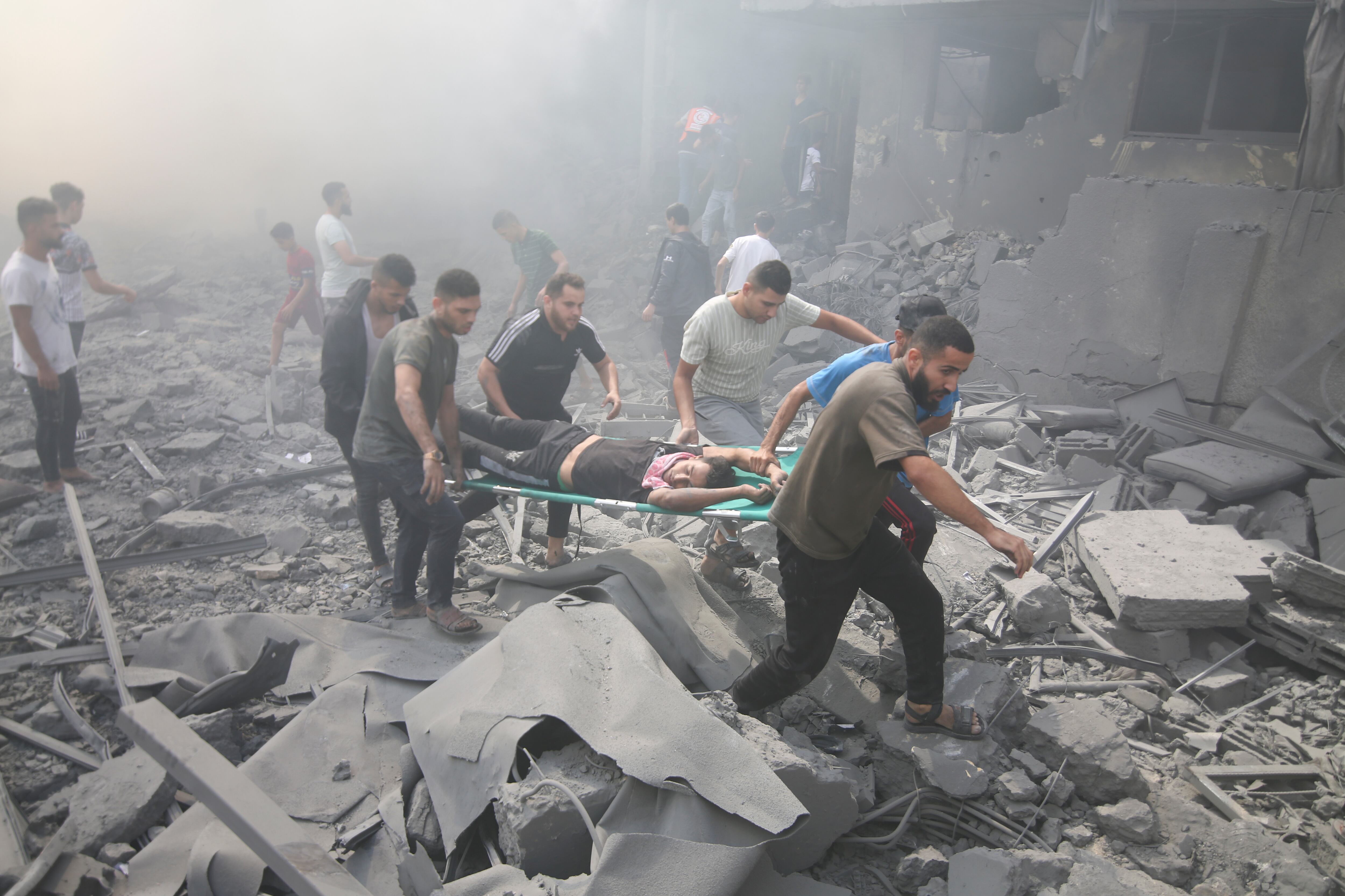 Palestinos evacúan a rehenes tras un bombardeo israelí en el campamento de refugiados de Rafah, el jueves 12 de octubre de 2023, en el sur de la Franja de Gaza. / Foto: AP 