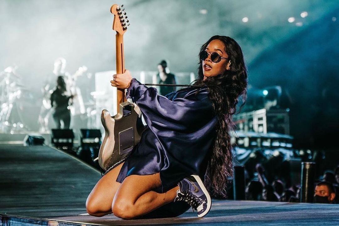 H.E.R. durante uno de los primeros conciertos del Music of the Spheres World Tour. (Instagram/Luis Campos).