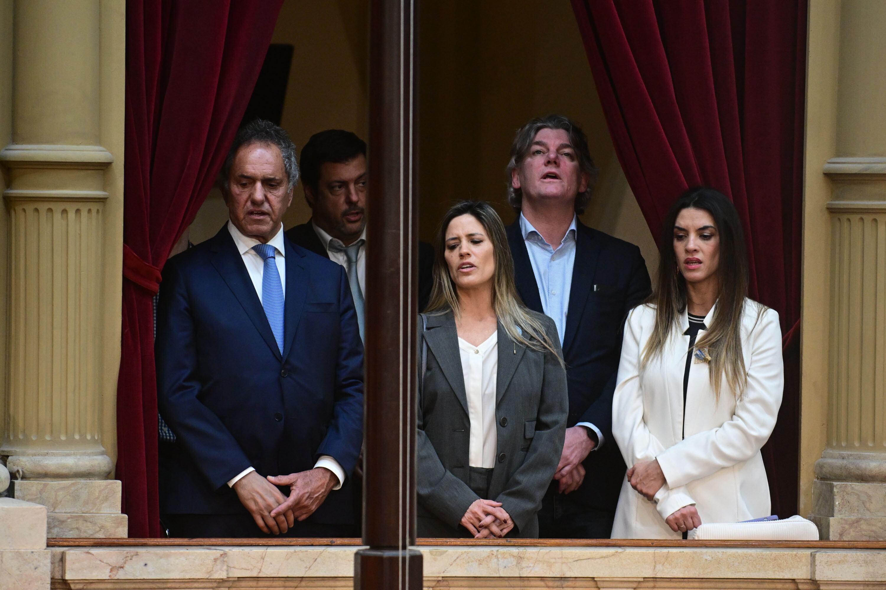 El secretario de Turismo, Ambiente y Deportes, Daniel Scioli, escucha el discurso del presidente Javier Milei esta noche en la Cámara de Diputados. Foto: Maxi Luna / NA