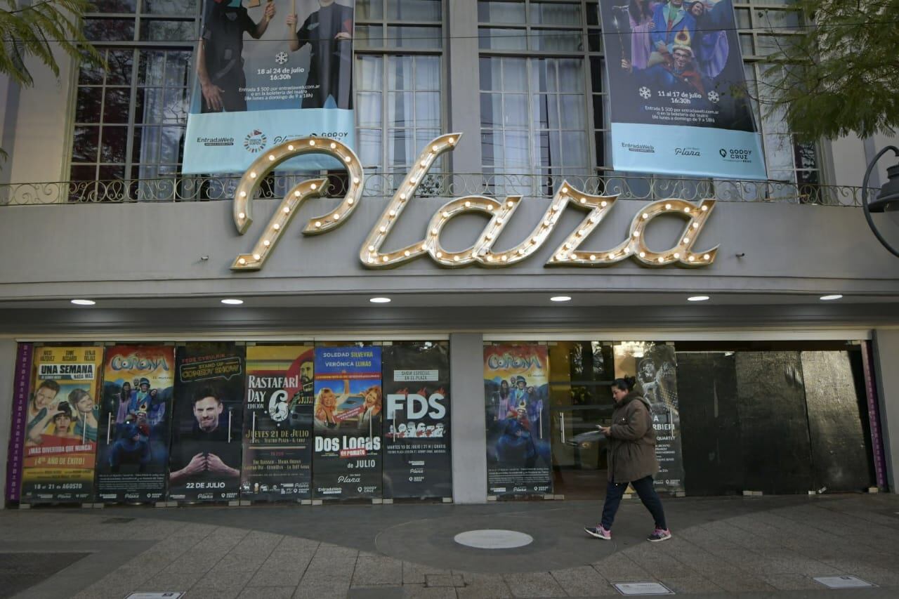 De esta manera decidieron tapiar momentáneamente el Teatro Plaza de Godoy Cruz, luego del incidente ocurrido anoche. / Foto: Orlando Pelichotti / Los Andes