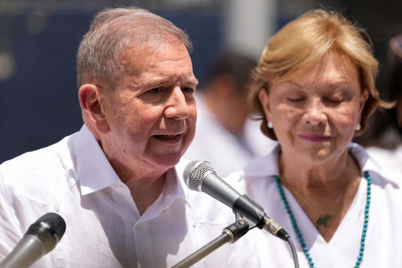 El candidato presidencial de la oposición, Edmundo González, habló después de votar en las elecciones presidenciales en Caracas, Venezuela. (AP / Matías Delacroix)