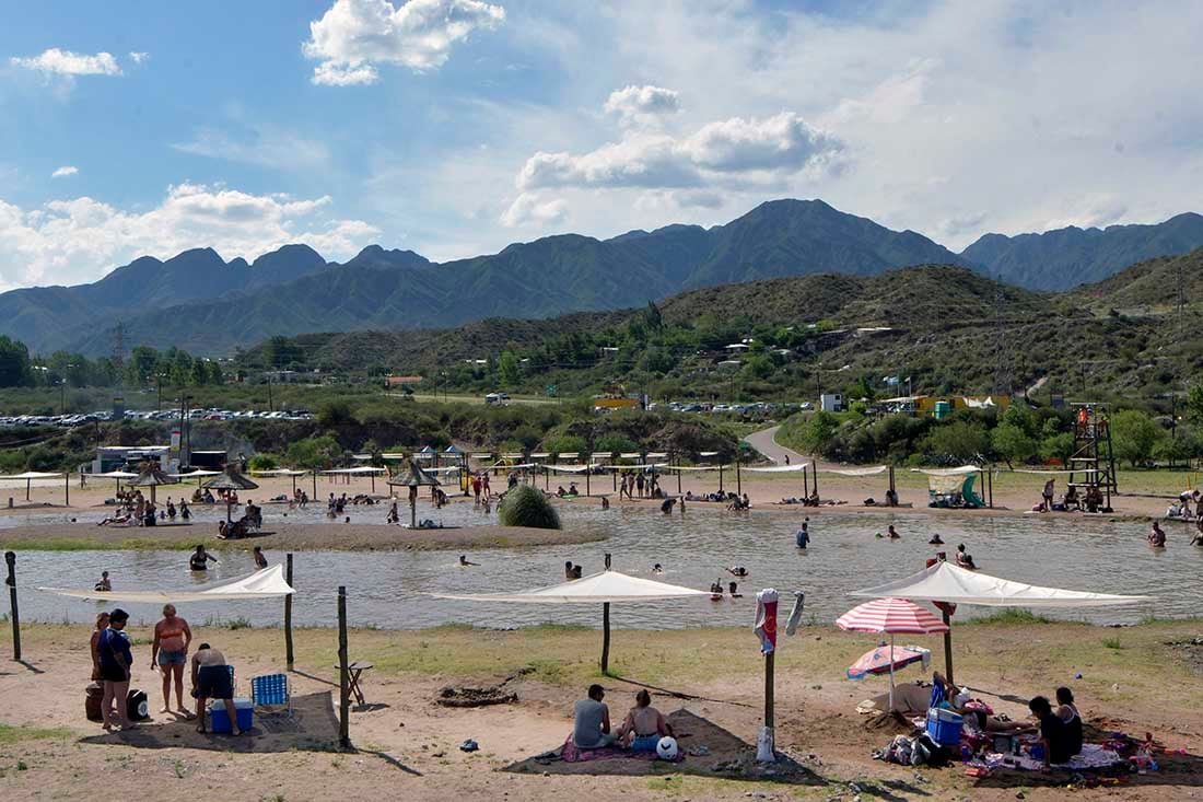 En un día de calor muchos visitan la Playa del Río Mendoza, en Luján de Cuyo. Foto; Orlando Pelichotti