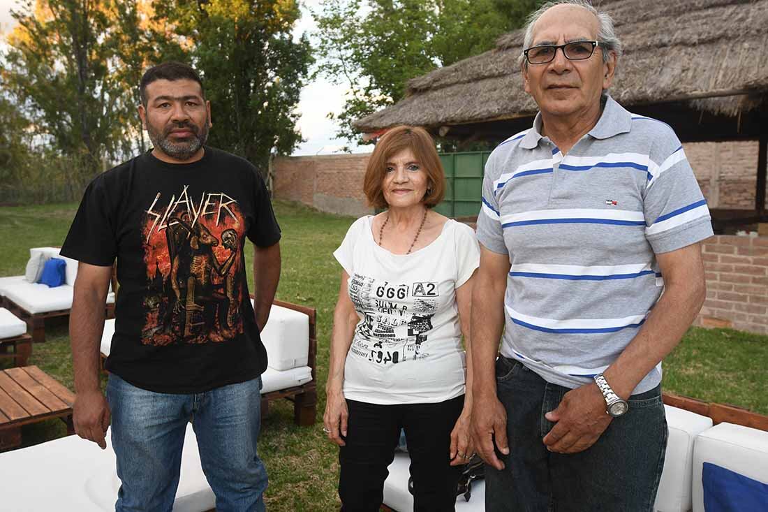 Agasajo día del canillita
En el parque de la planta impresora,Diario Los Andes agasajó a los canillitas en su día.
Hector Gallardo, Norma Martinez, Santiago Gallardo