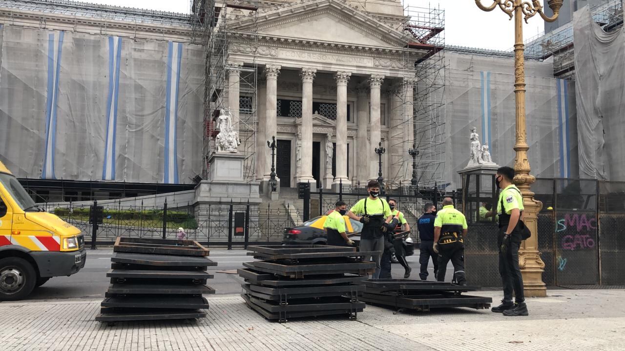 Por seguridad habìan vallado el Congreso, pero por pedido de CFK sacaron el cerco. 