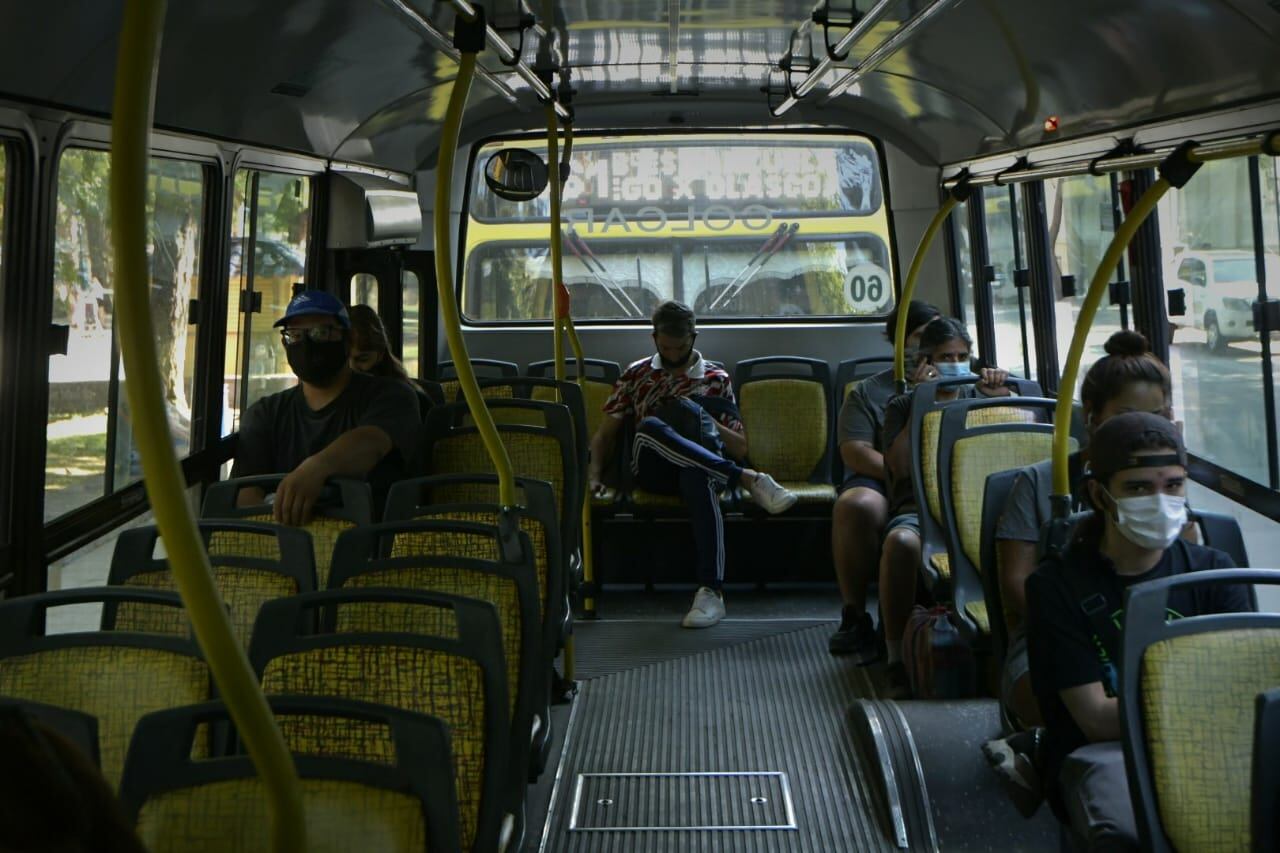 El boleto del colectivo ya se cobra con aumento: cuánto cuesta el pasaje. Foto: Orlando Pelichotti / Los Andes.