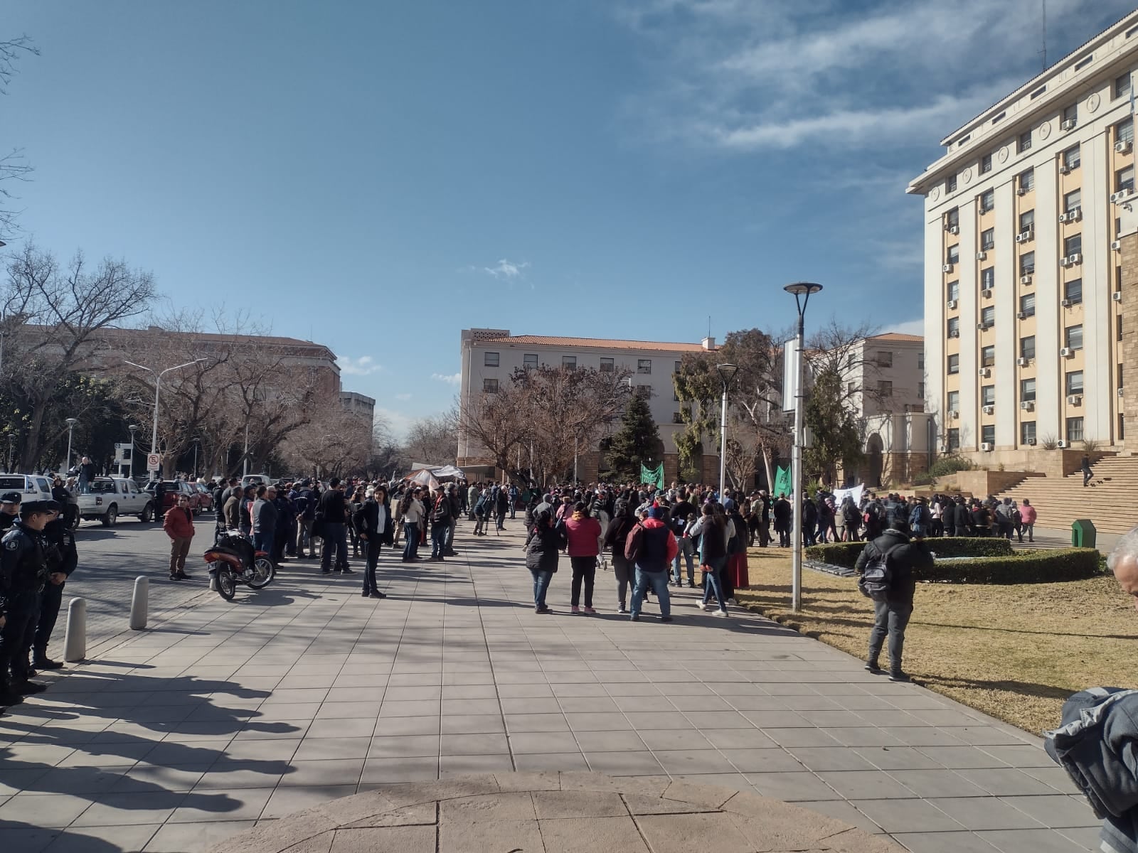 Caravanazo de productores en Casa de Gobierno. Los Andes