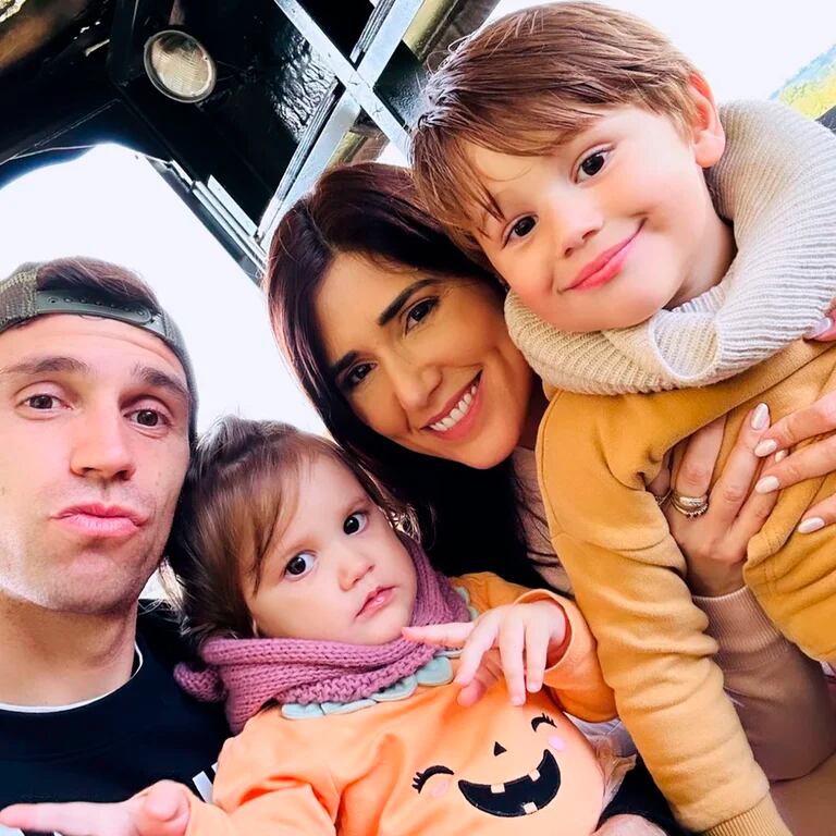 Los Martínez: Emiliano, Mandinha, y los pequeños Santi y Ava. / IG