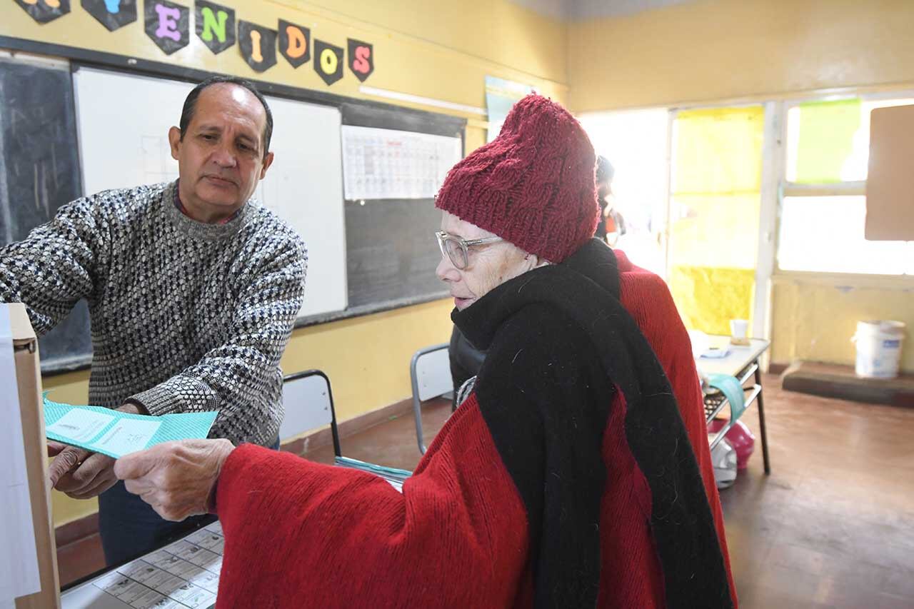 Elecciones provinciales PASO 2023 en la provincia de Mendoza.
En la Escuela Rafael Obligado de Guaymallén, Los votantes ingresaban para votar en una mañana electoral tranquila pero fría.
Hilda, una abuela de 85 años en el momento de emitir su voto
Foto: José Gutierrez / Los Andes