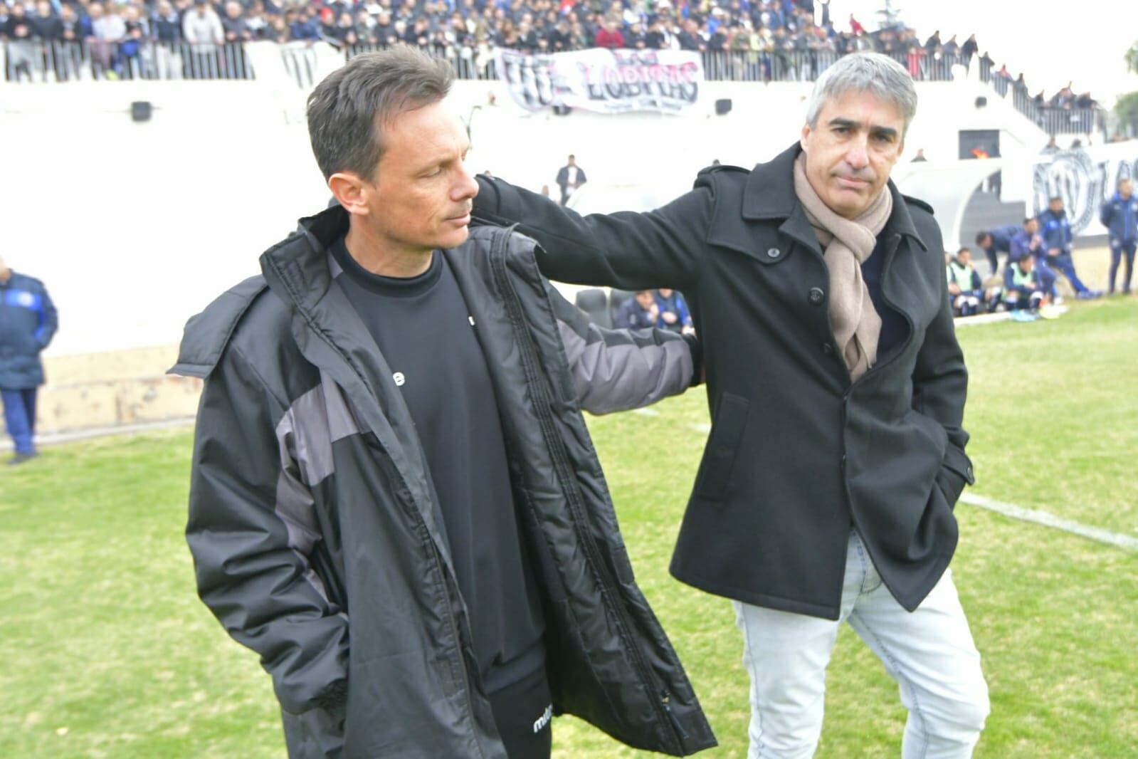 Saludo cordial entre Marcogiuseppe y Gómez, en la previa del superclásico mendocino. / Foto: Orlando Pelichotti (Los Andes).