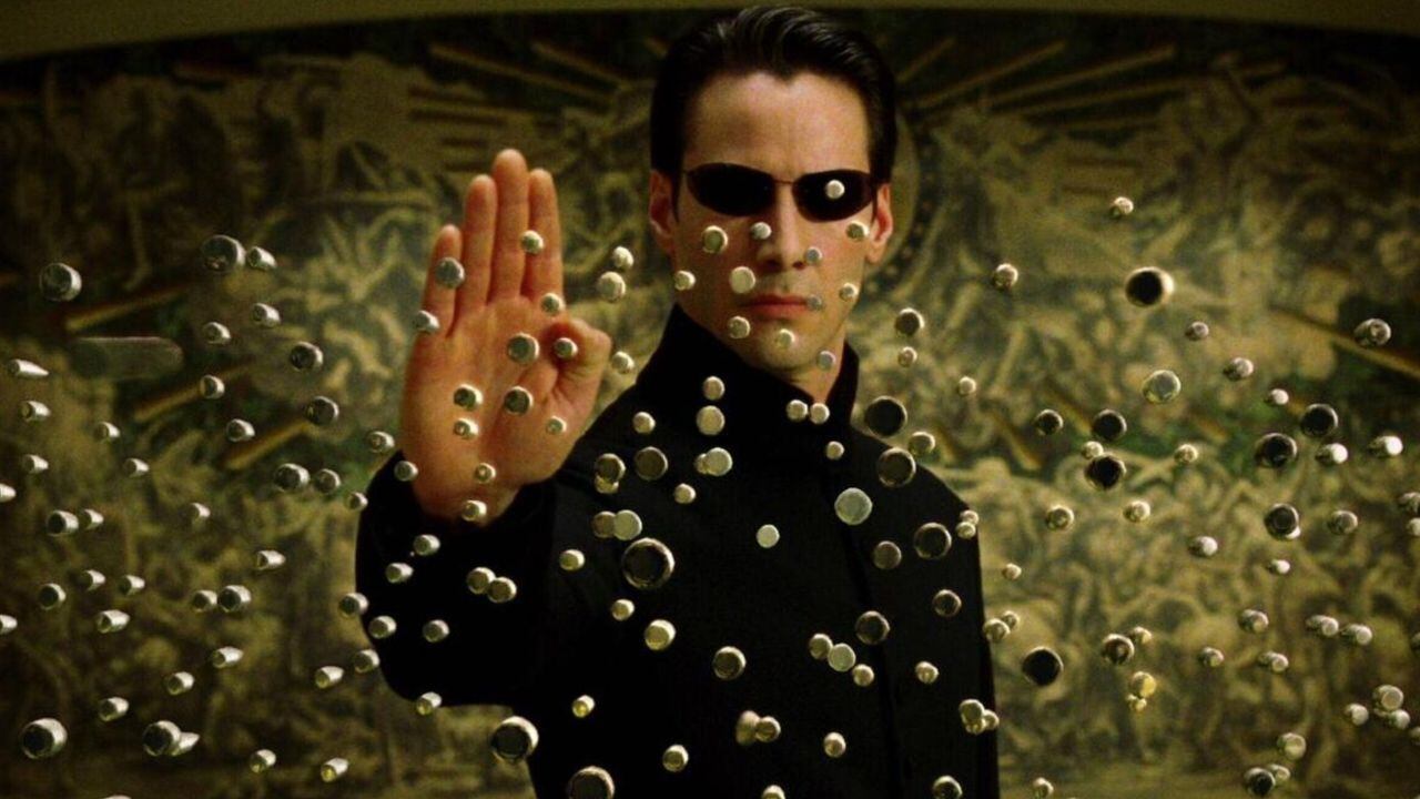 Matrix no es una película sobre inteligencia artificial. Pero se centra en la condición de que existe una realidad simulada que es conocida como la Matriz (Matrix) y a la que se coenctan todos los humanos. 