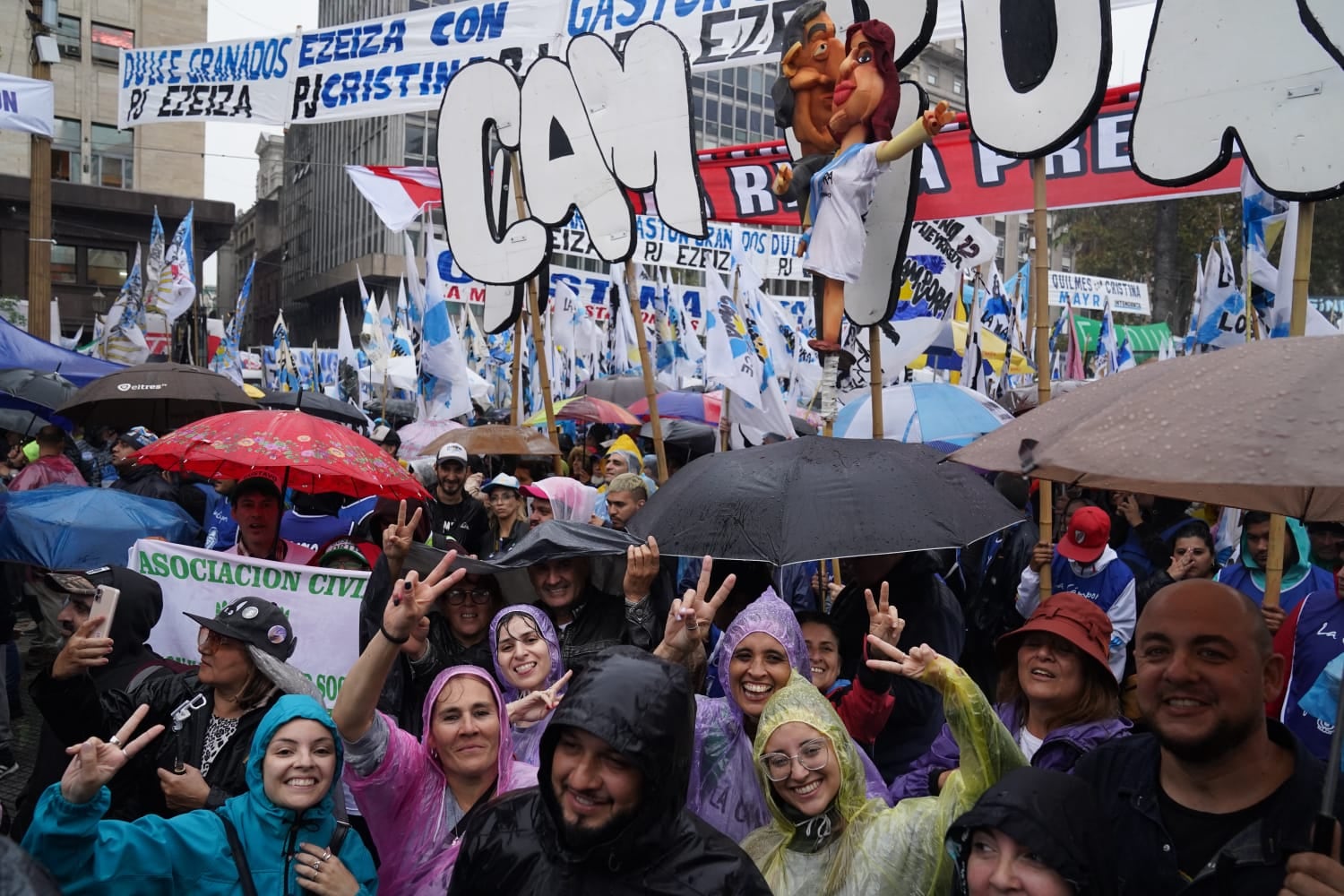 Militantes de diversas agrupaciones del Frente de Todos (FdT) se congregaron en Plaza de Mayo - Foto Clarín