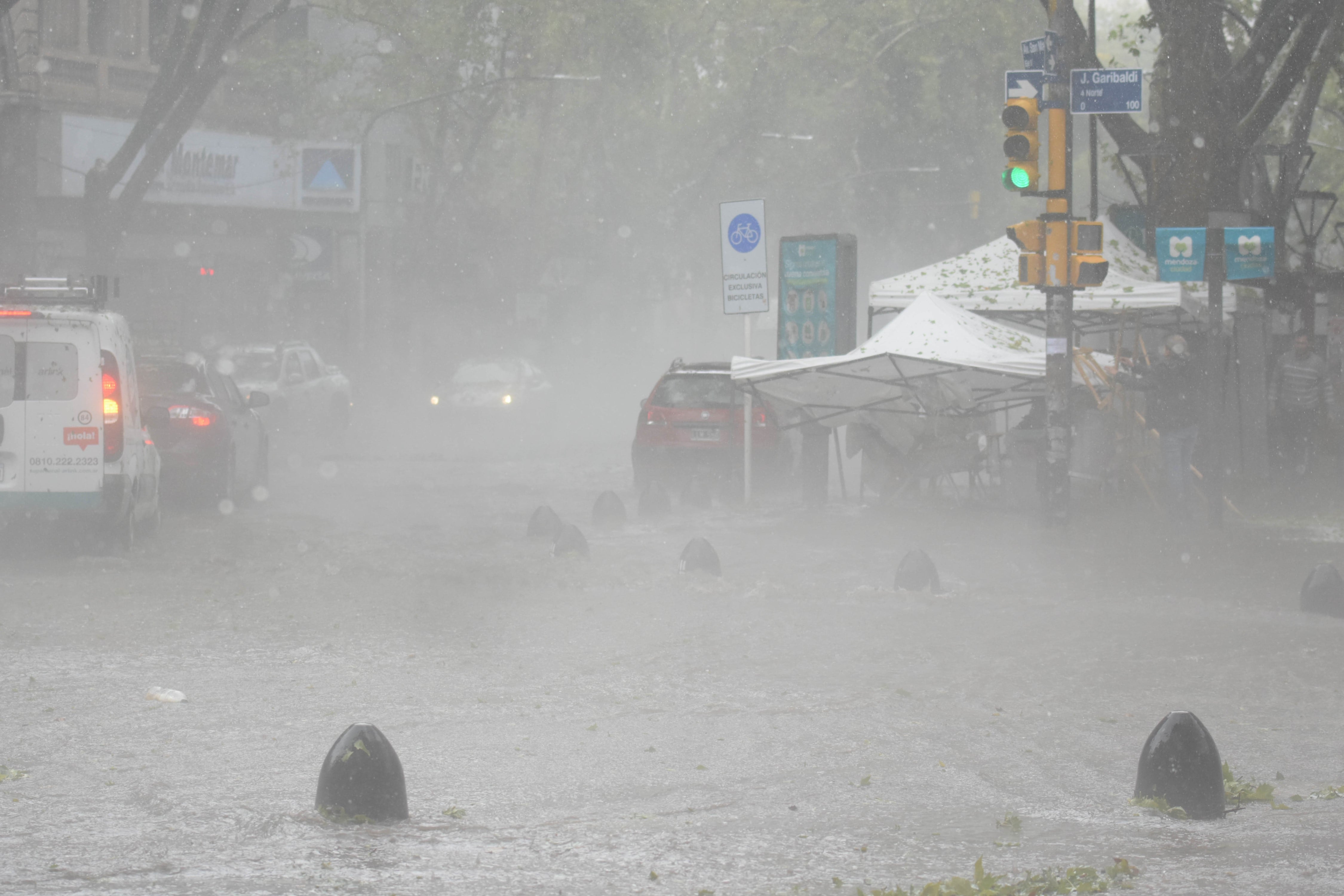 Calles anegadas en la Ciudad. Foto: Claudio Gutiérrez / Los Andes.