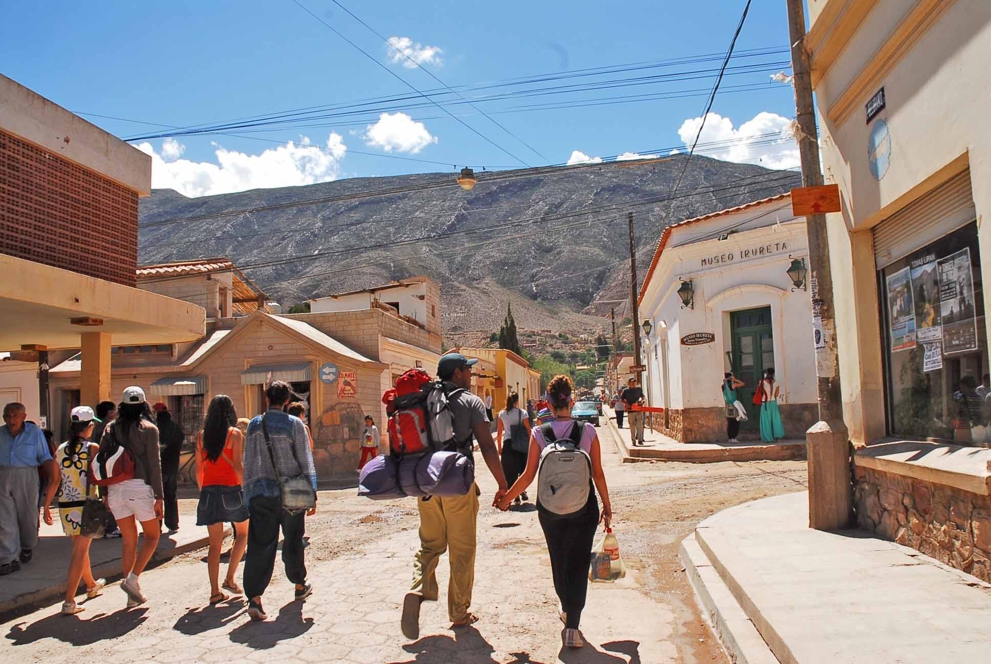 Las calles de Tilcara (Jujuy) se pueblan de viajeros y turistas que arriban para vacacionar. El Museo de Bellas Artes "Fundación Hugo Irureta" que se ve a la derecha, es una de las referencias culturales para el visitante.