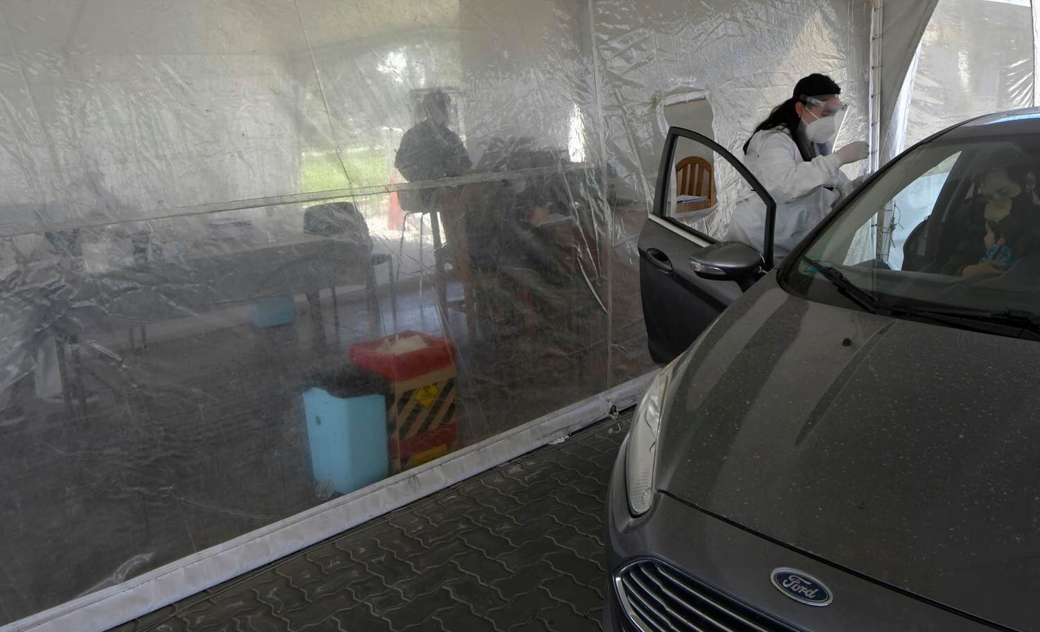 Personal de salud, trabajan en el Centro de testeos rápidos en el Julio Le Parc. Foto: Orlando Pelichotti / Los Andes