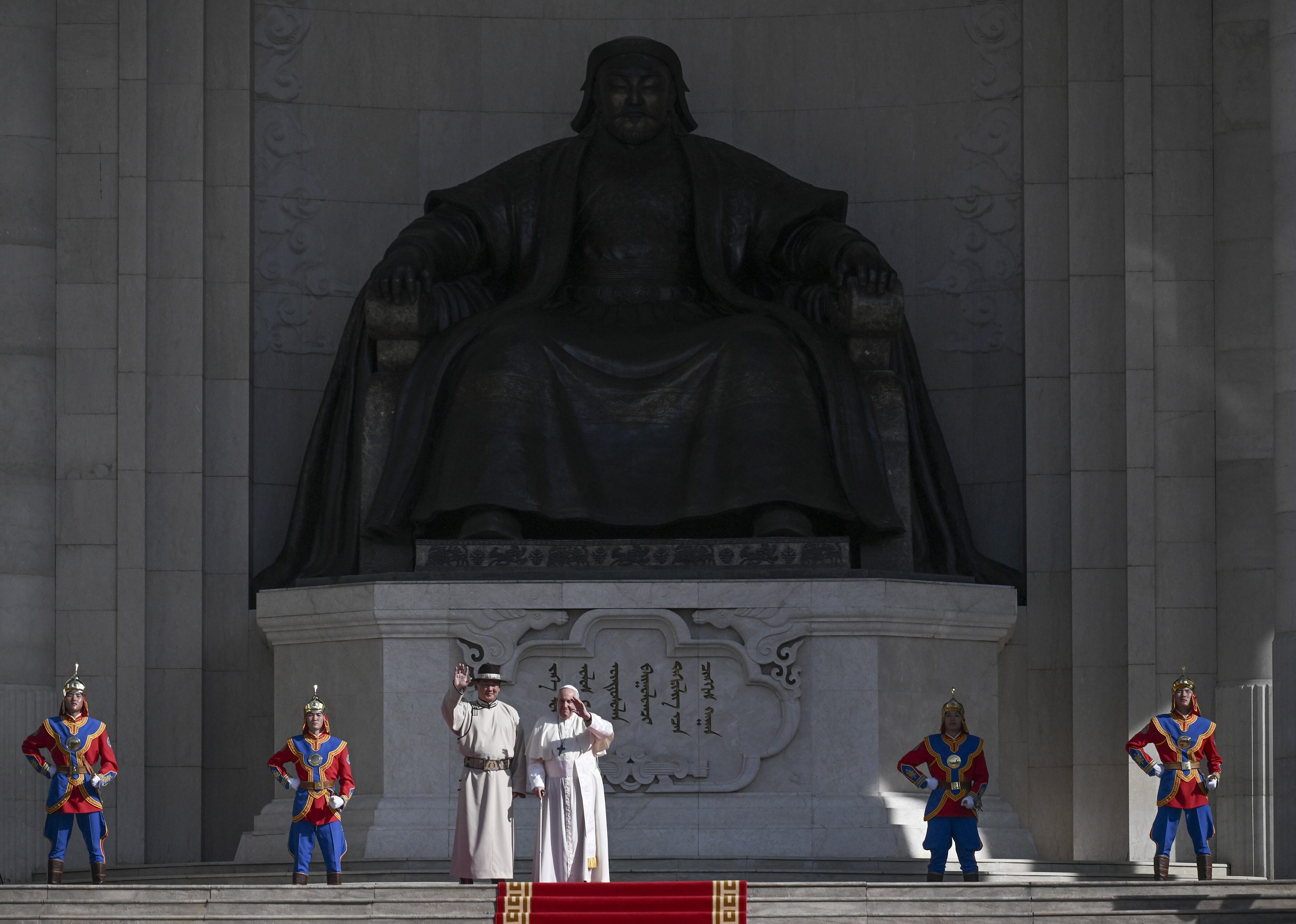 El Papa Francisco asistió a una ceremonia de bienvenida con el presidente mongol Ukhnaagiin Khurelsukh. EFE