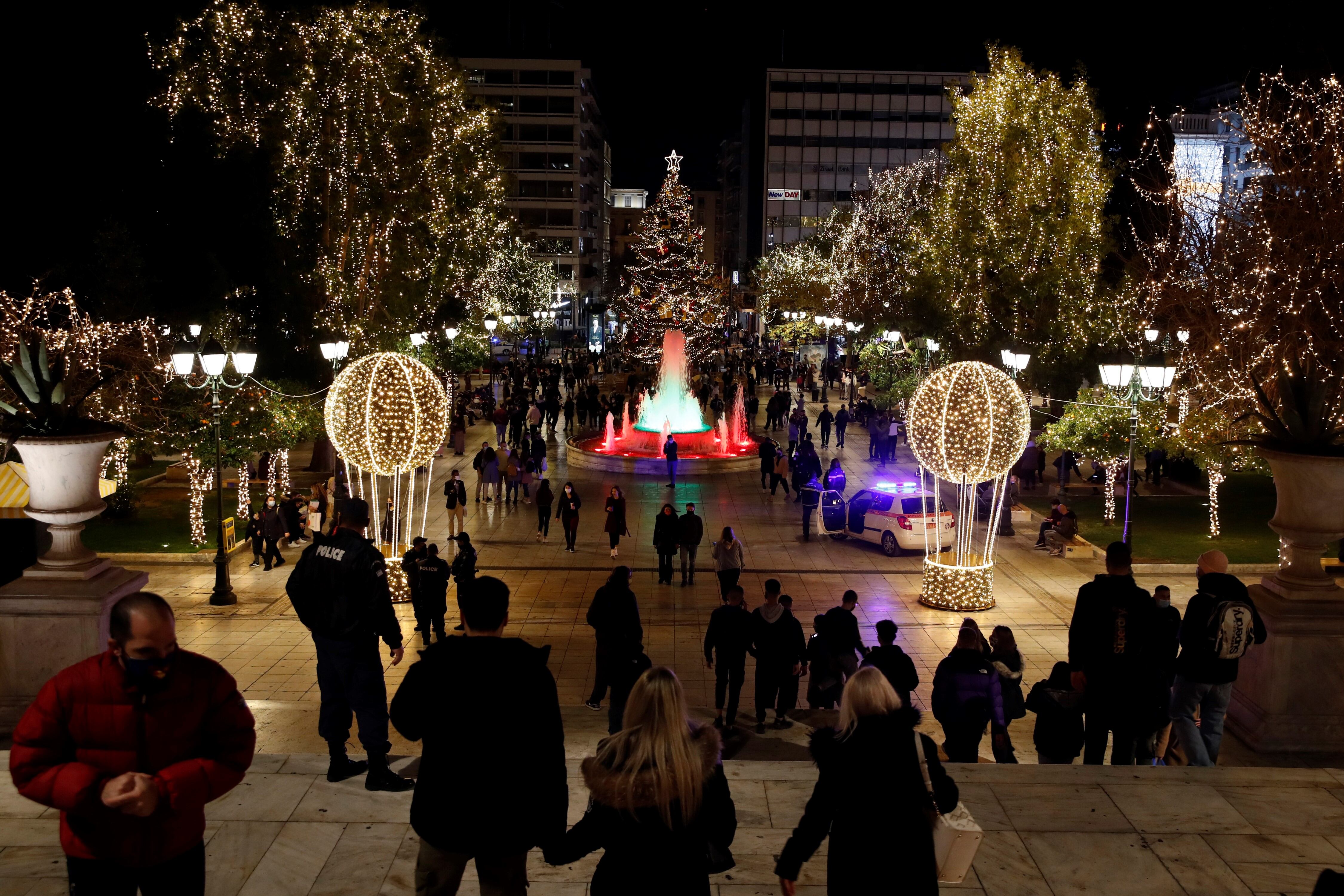 La gente se reúne en la plaza Syntagma, iluminada con luces de Navidad, en el centro de Atenas.