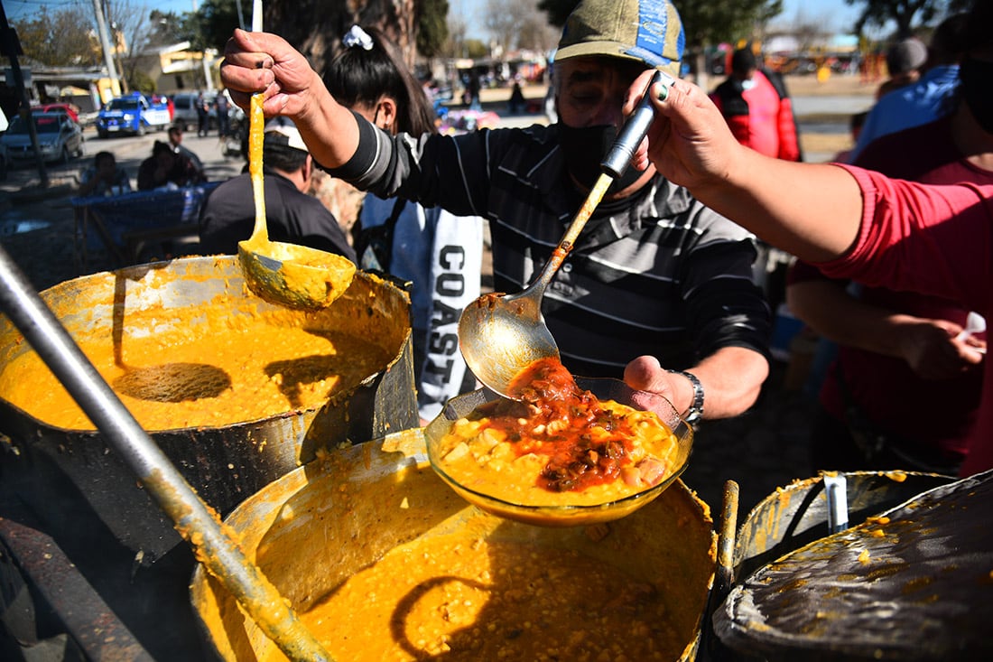 Cordoba el 09 de July de 2021 Sergio "el toke" gonzalez vende el mejor locro de villa libertador en la plaza principal Foto: Pedro Castillo