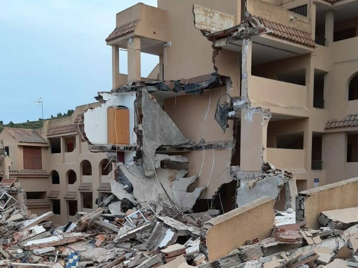 El derrumbe en Peñíscola, España, dejó varios muertos y heridos.