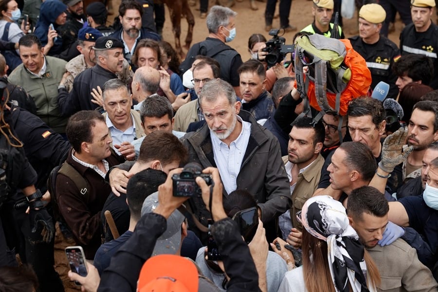 El rey Felipe habla con vecinos durante su visita este domingo. EFE/Biel Aliño