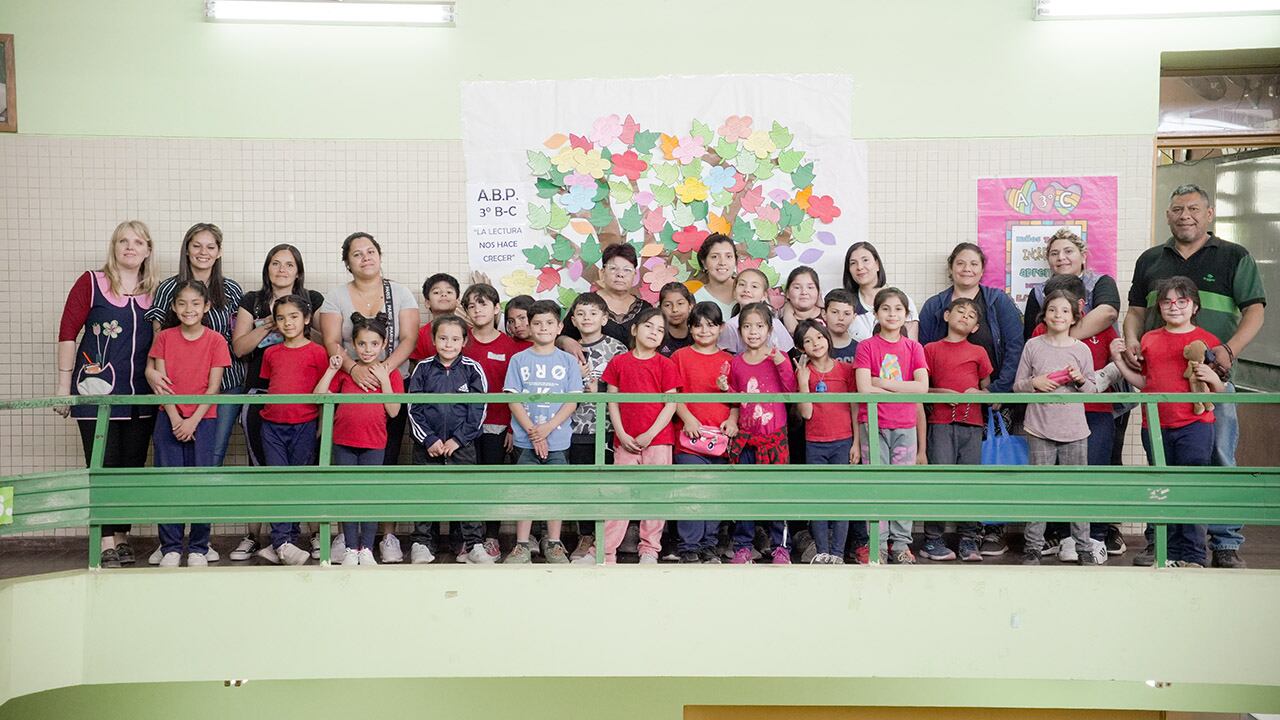 El equipo de trabajo está compuesto por los alumnos y los docentes liderados por Paula Savio.