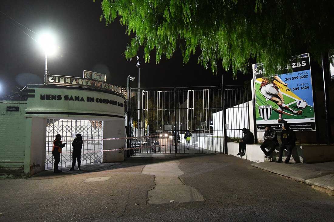 Puertas cerradas. En una noche fría, Gimnasia y Esgrima de Mendoza jugó ante Nueva Chicago.