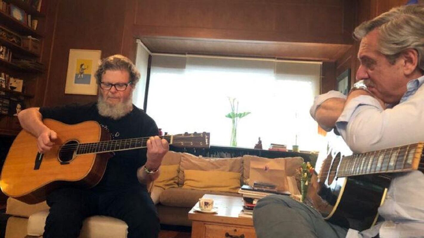 Gustavo Santaolalla y Alberto Fernández en 2019. La foto se hizo viral tres años después por una publicación del periodista Horacio Verbitsky. (Imagen de archivo)