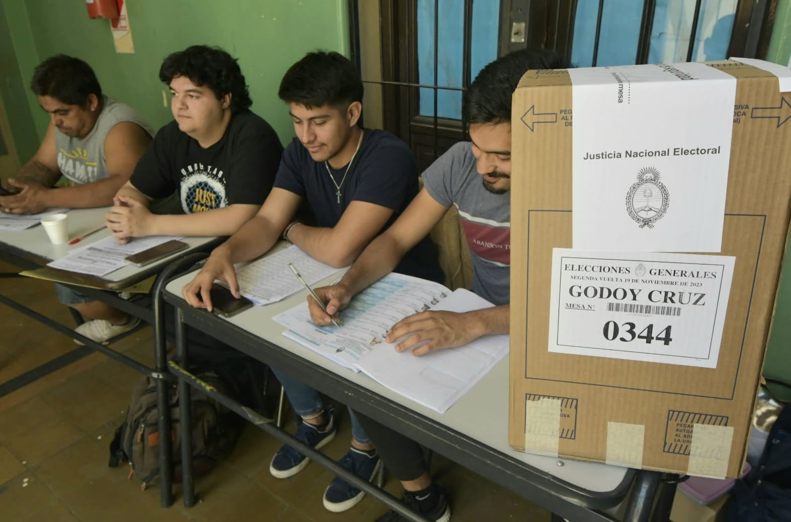 En la mesa 344 de la escuela Rawson de Godoy Cruz, una votante le avisó a las autoridades que faltaban boletas y al ingresar encontraron que no había ninguna de uno de los partidos.