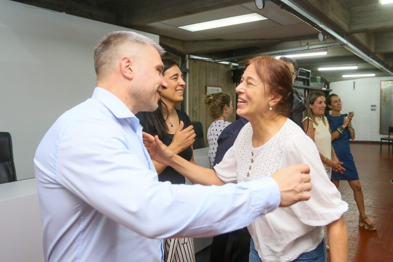 El intendente Diego Costarelli saluda a una alumna.
