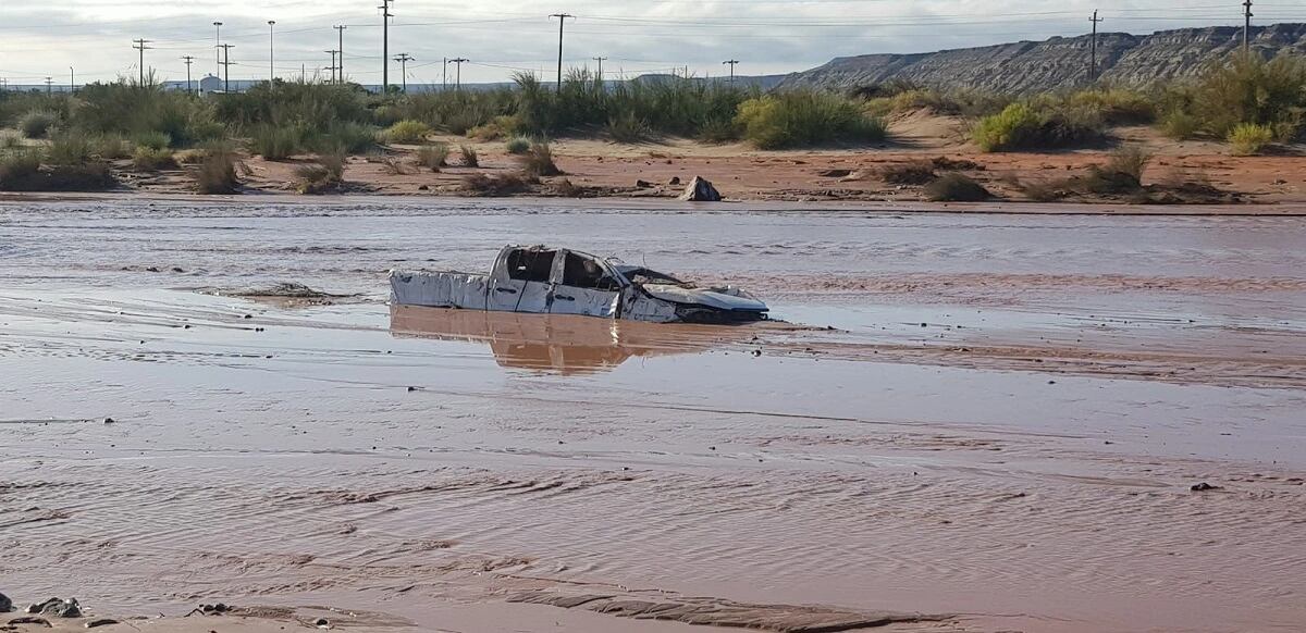 Dos trabajadores fueron rescatados con una máquina de la crecida de un río.