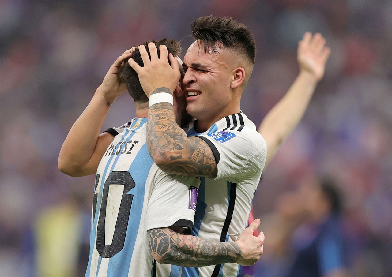 Lusail (Qatar), 18/12/2022.- Lionel Messi (L) of Argentina celebrates with teammate Lautaro Martinez after winning the penalty shoot-out of the FIFA World Cup 2022 Final between Argentina and France at Lusail stadium, Lusail, Qatar, 18 December 2022. (Mundial de Fútbol, Francia, Estados Unidos, Catar) EFE/EPA/Friedemann Vogel
