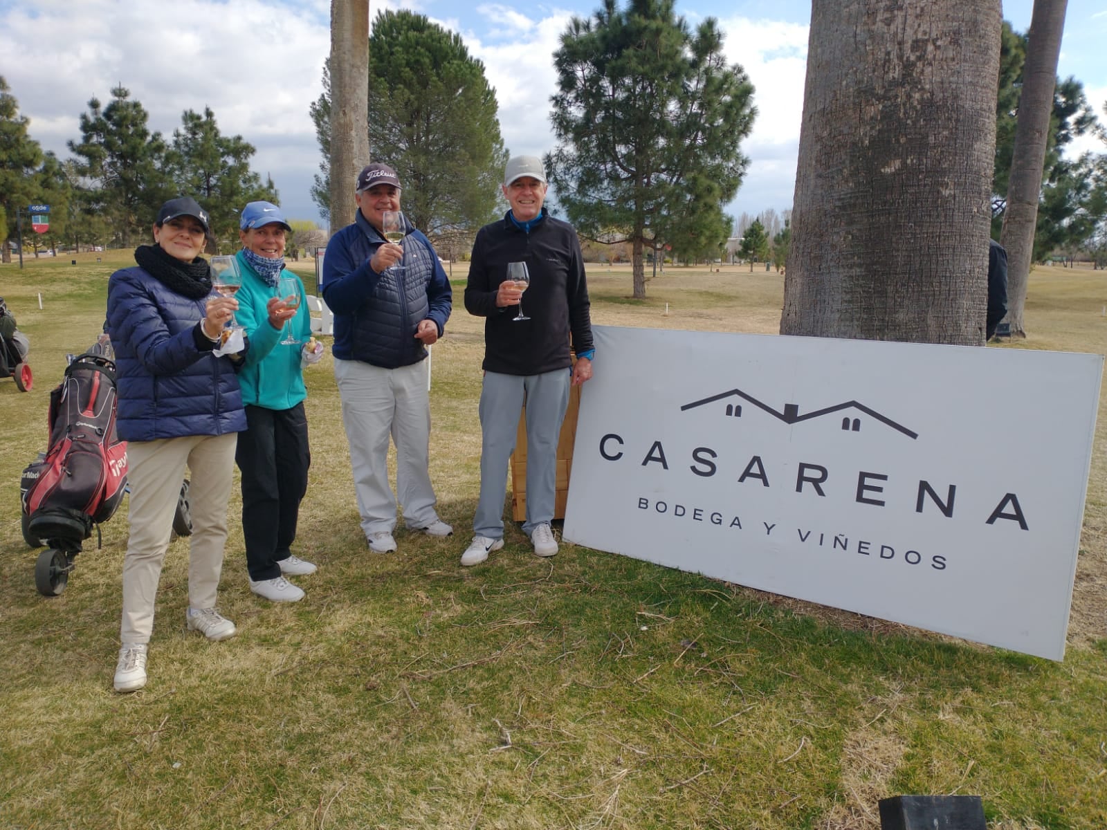 En La Vacherie se combinaron el golf y los vinos de Casarena. / Genitileza.