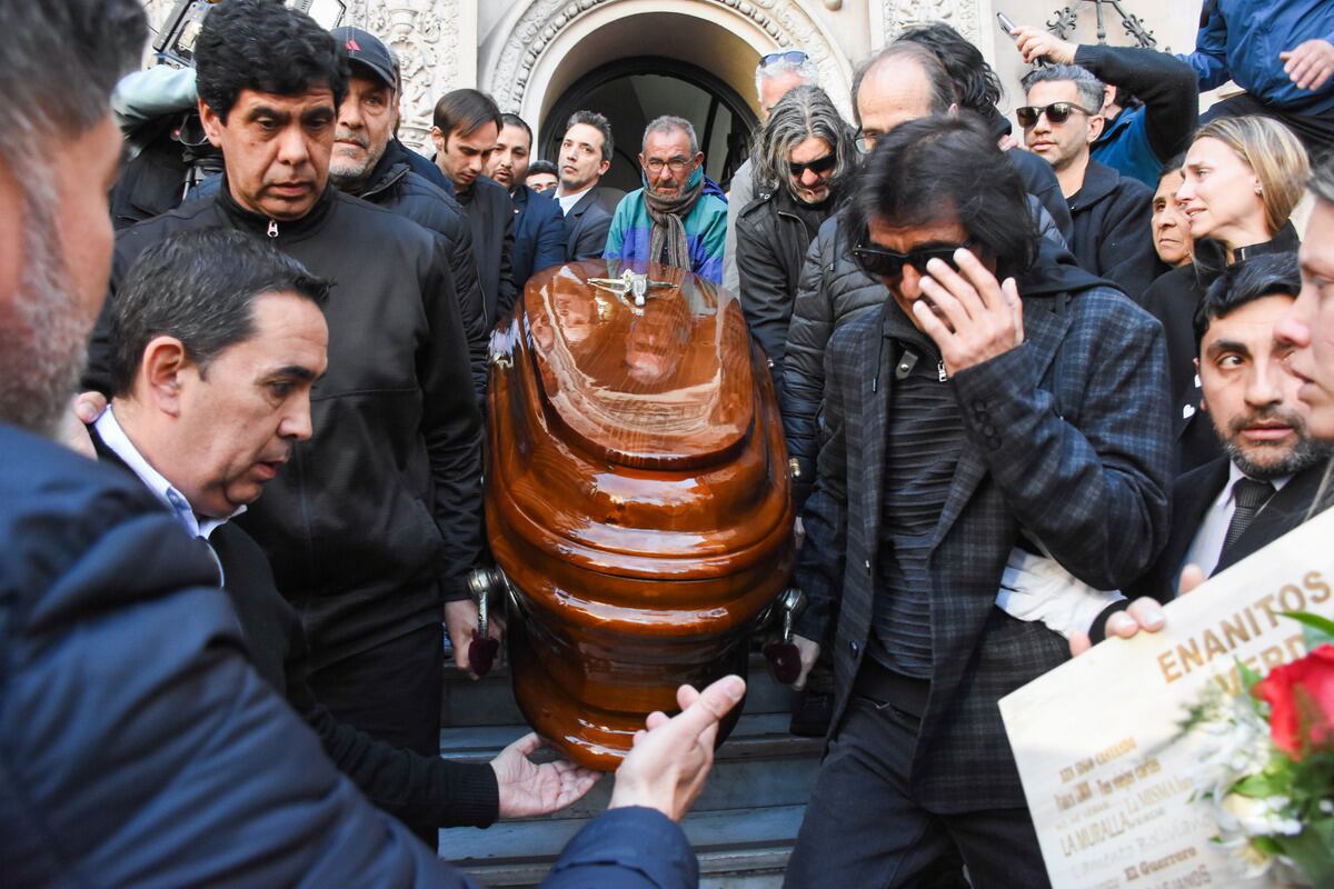 Último adios a Marciano cantero, una multitud lo despidió a son de sus canciones en el edificio de Cultura de Mendoza, luego de velar sus restos.

Foto: Mariana Villa / Los Andes