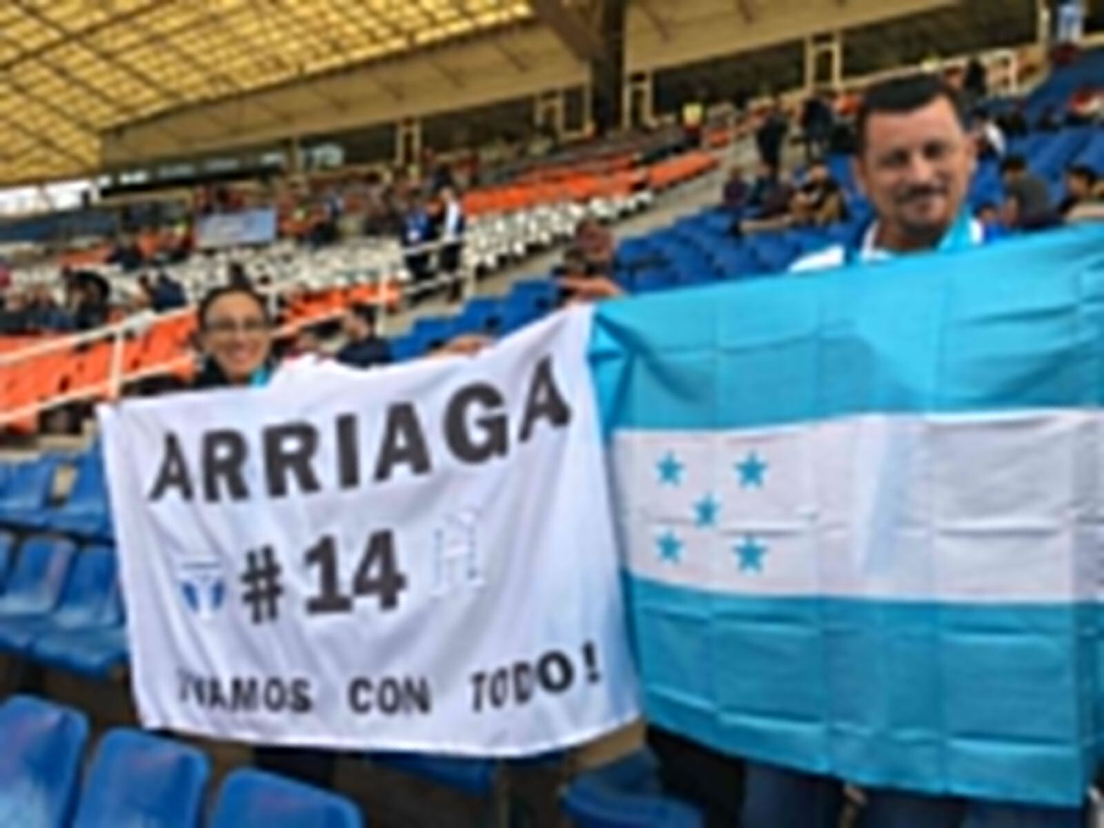 Honduras siempre estuvo cerca: los hinchas centroamericanos le dieron color y calor al Malvinas. Foto: Los Andes