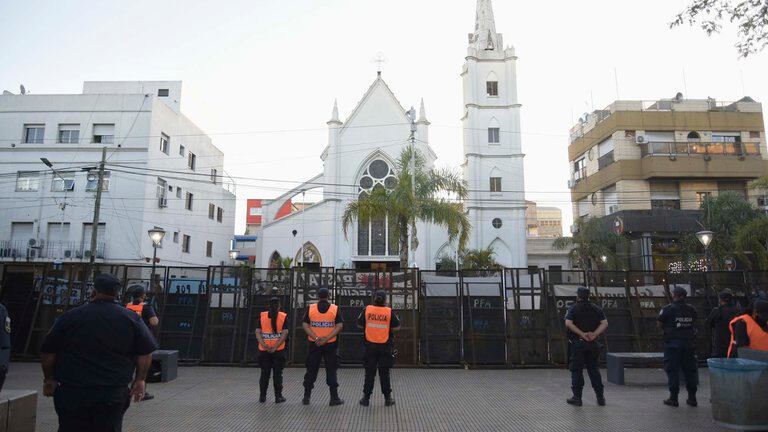 Vecinos se autoconvocaron para una protesta pacífica y desde la municipalidad vallaron el edificio.