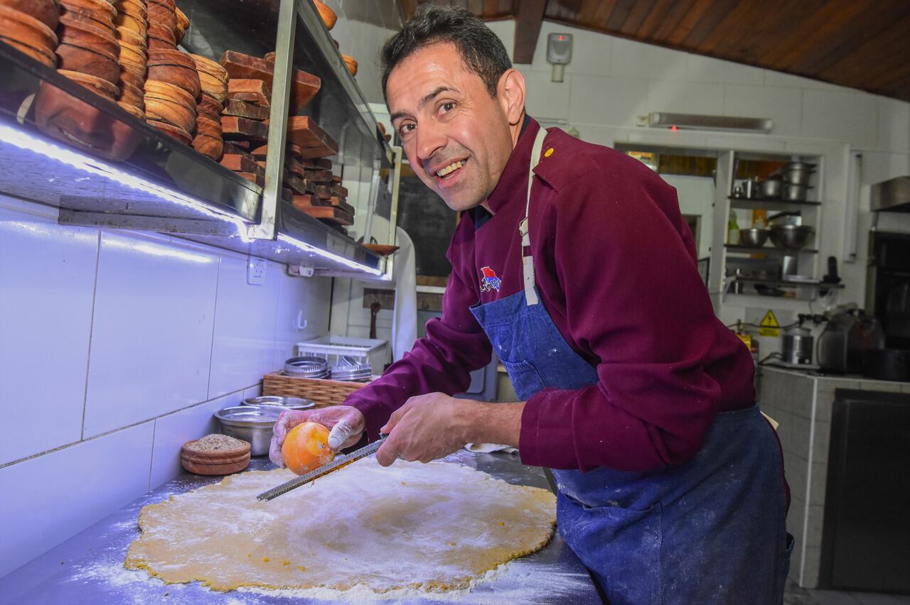 Sergio está al frente del restaurante Kotayk en Corralitos. Foto: Mariana Villa / Los Andes