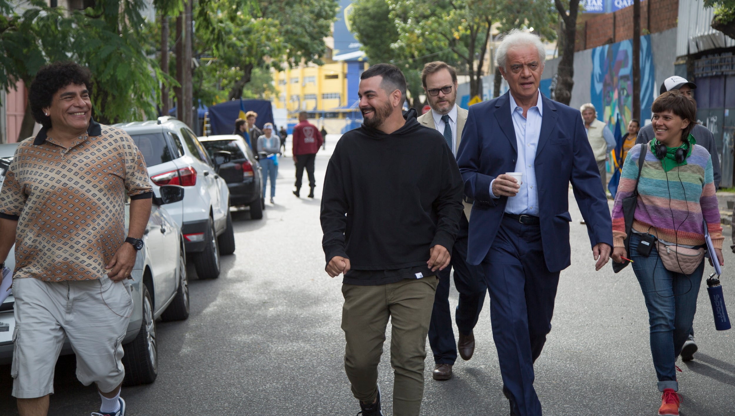 Aimetta camina las calles de La Boca junto a Juan Palomino (Maradona adulto) y Jean Pierre Noher (Guillermo Coppola). El director cordobés mantuvo un trato muy amable y cercano con su elenco. (BTF Media)