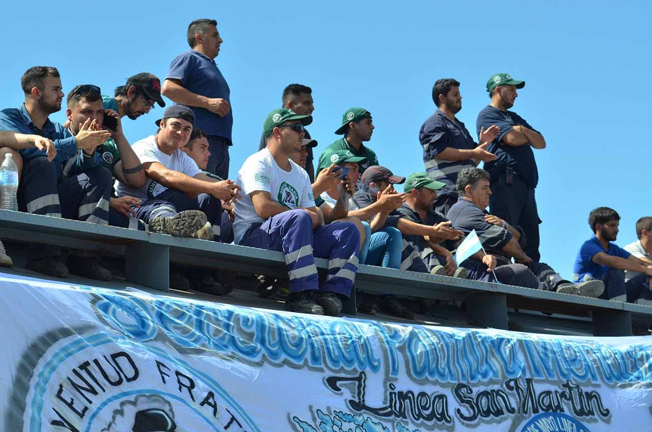 Los empleados ferroviarios subidos a un vagón de carga para tener mejor vista. - Foto: Claudio Gutiérrez / Los Andes