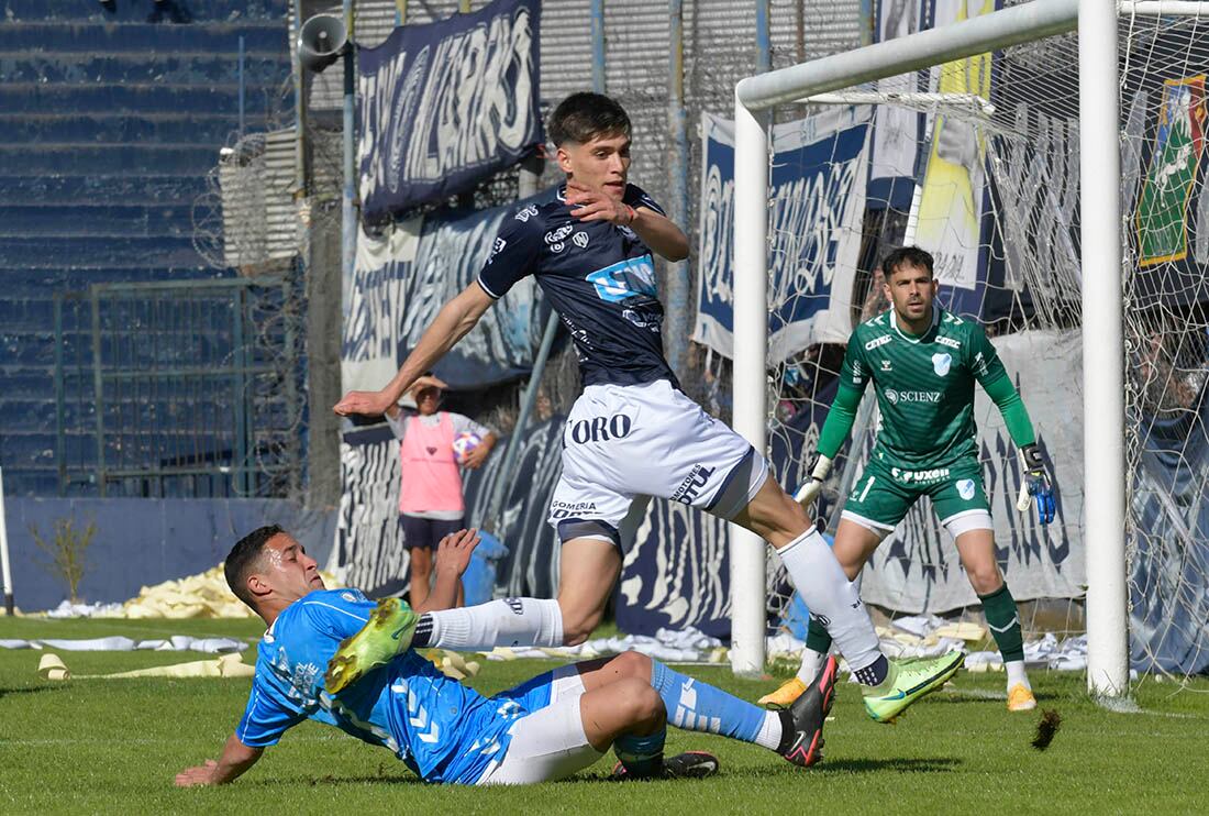 Independiente Rivadavia empató con Temperley cerca del final. / Orlando Pelichotti 