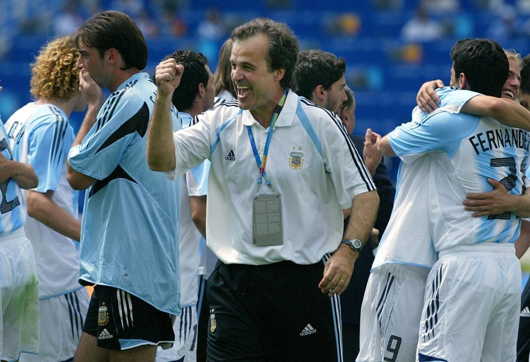 28 de agosto de 2004. La felicidad de Bielsa radica en la obtención del oro olímpico en los Juegos de Atenas. (AP /archivo)